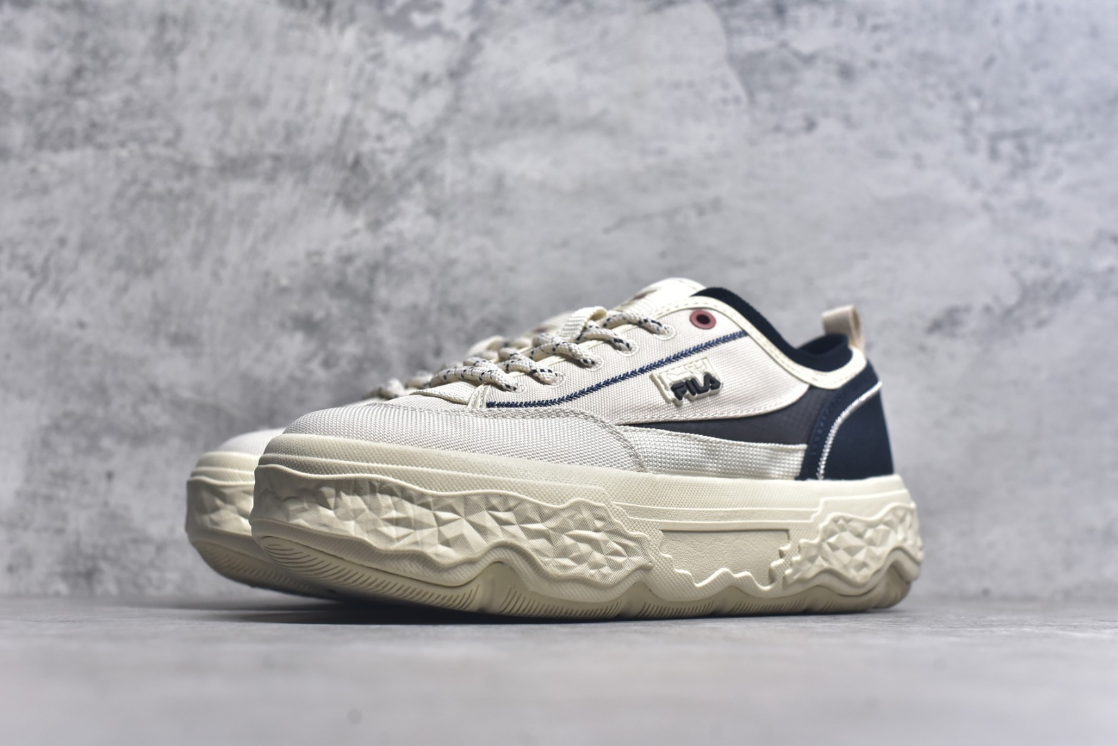 图片[2]-#FILA ROCK 斐乐岩石鞋舒适百搭轻便耐磨透气减震低帮帆布鞋 FUSION 系列传承了 FILA 的百年基因，融入年轻运动及潮流文化，成为引领变革、创新突破的一代。以“1+N” 的跨界合作模式重现经典的同时创造经典。带来最出其不意的跨界合作惊喜。同时，FILAFUSION把FILA 的 DNA 融入到定制体验里，你可以随心制造厲于你的产品。FILA FUSION 的鞋家族涵盖了老爹鞋、跑步鞋、网球鞋、季节款。风格复古新潮，满足了时尚人士出行及各类运动的搭配需求，成为当下年轻人筷拥的鞋类品牌之一。FILA FUSION 走进年轻人的世界，通过年轻人运动，街舞，滑板，篮球，展现 FILA FUSION 的潮流态度和年轻文化。FILA FUSION 认为末来属于引领变革、创新突破的年轻一代，让我们一起构成 FILA 未来的蓝图吧！尺码：35.5 36 36.5 37.5 38 38.5 39 40 40.5 41 42 42.5 43 44 44.5-选品中心