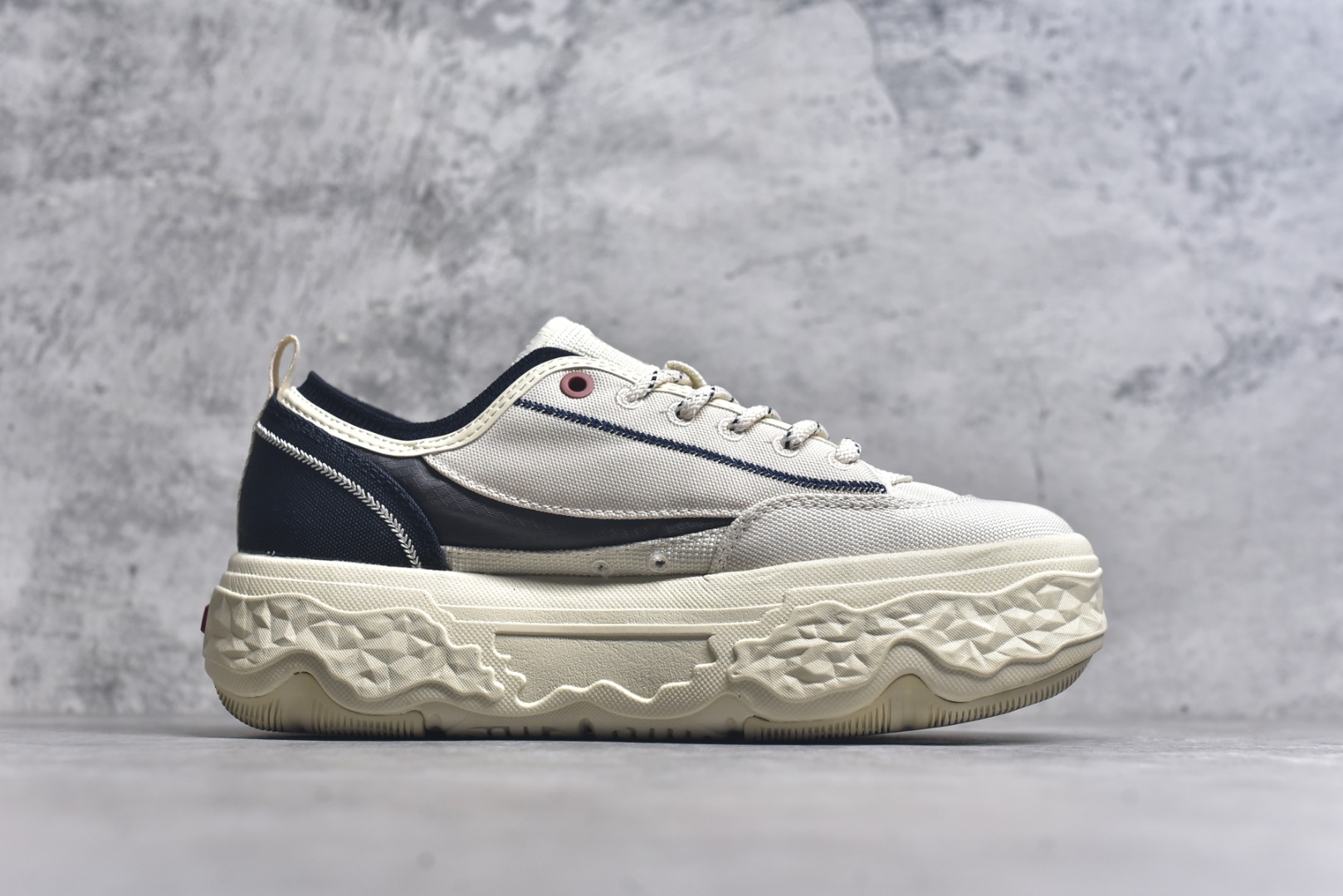 图片[3]-#FILA ROCK 斐乐岩石鞋舒适百搭轻便耐磨透气减震低帮帆布鞋 FUSION 系列传承了 FILA 的百年基因，融入年轻运动及潮流文化，成为引领变革、创新突破的一代。以“1+N” 的跨界合作模式重现经典的同时创造经典。带来最出其不意的跨界合作惊喜。同时，FILAFUSION把FILA 的 DNA 融入到定制体验里，你可以随心制造厲于你的产品。FILA FUSION 的鞋家族涵盖了老爹鞋、跑步鞋、网球鞋、季节款。风格复古新潮，满足了时尚人士出行及各类运动的搭配需求，成为当下年轻人筷拥的鞋类品牌之一。FILA FUSION 走进年轻人的世界，通过年轻人运动，街舞，滑板，篮球，展现 FILA FUSION 的潮流态度和年轻文化。FILA FUSION 认为末来属于引领变革、创新突破的年轻一代，让我们一起构成 FILA 未来的蓝图吧！尺码：35.5 36 36.5 37.5 38 38.5 39 40 40.5 41 42 42.5 43 44 44.5-选品中心
