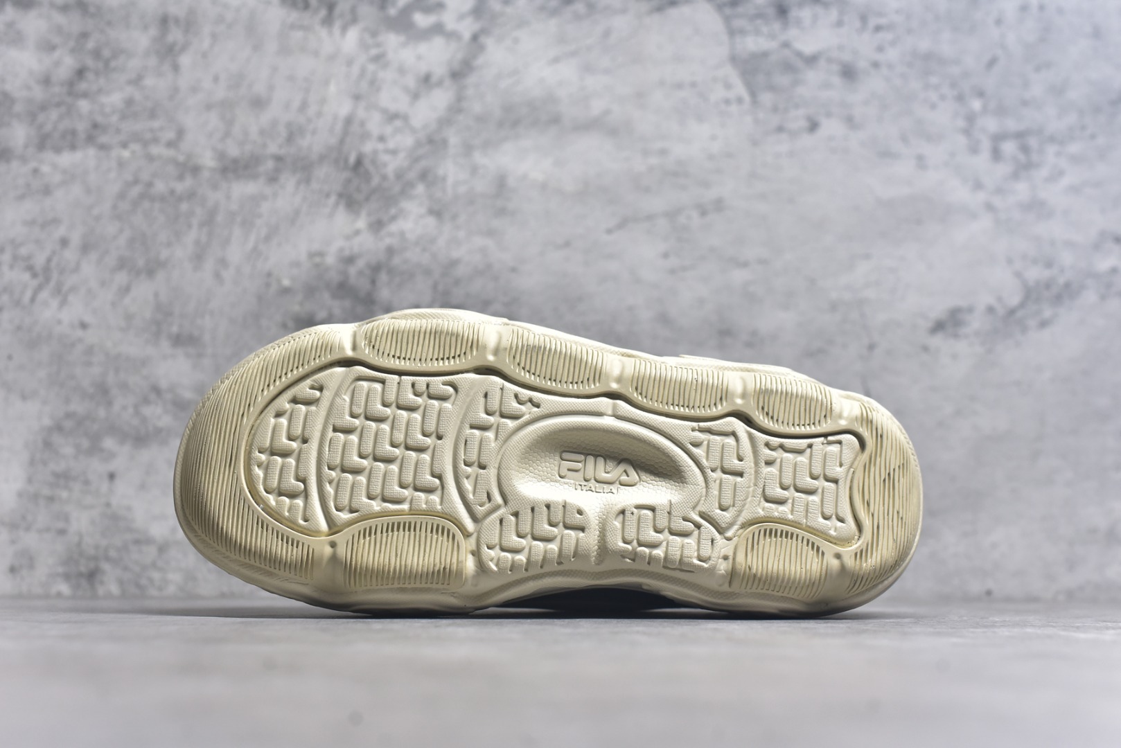 图片[6]-#FILA ROCK 斐乐岩石鞋舒适百搭轻便耐磨透气减震低帮帆布鞋 FUSION 系列传承了 FILA 的百年基因，融入年轻运动及潮流文化，成为引领变革、创新突破的一代。以“1+N” 的跨界合作模式重现经典的同时创造经典。带来最出其不意的跨界合作惊喜。同时，FILAFUSION把FILA 的 DNA 融入到定制体验里，你可以随心制造厲于你的产品。FILA FUSION 的鞋家族涵盖了老爹鞋、跑步鞋、网球鞋、季节款。风格复古新潮，满足了时尚人士出行及各类运动的搭配需求，成为当下年轻人筷拥的鞋类品牌之一。FILA FUSION 走进年轻人的世界，通过年轻人运动，街舞，滑板，篮球，展现 FILA FUSION 的潮流态度和年轻文化。FILA FUSION 认为末来属于引领变革、创新突破的年轻一代，让我们一起构成 FILA 未来的蓝图吧！尺码：35.5 36 36.5 37.5 38 38.5 39 40 40.5 41 42 42.5 43 44 44.5-选品中心