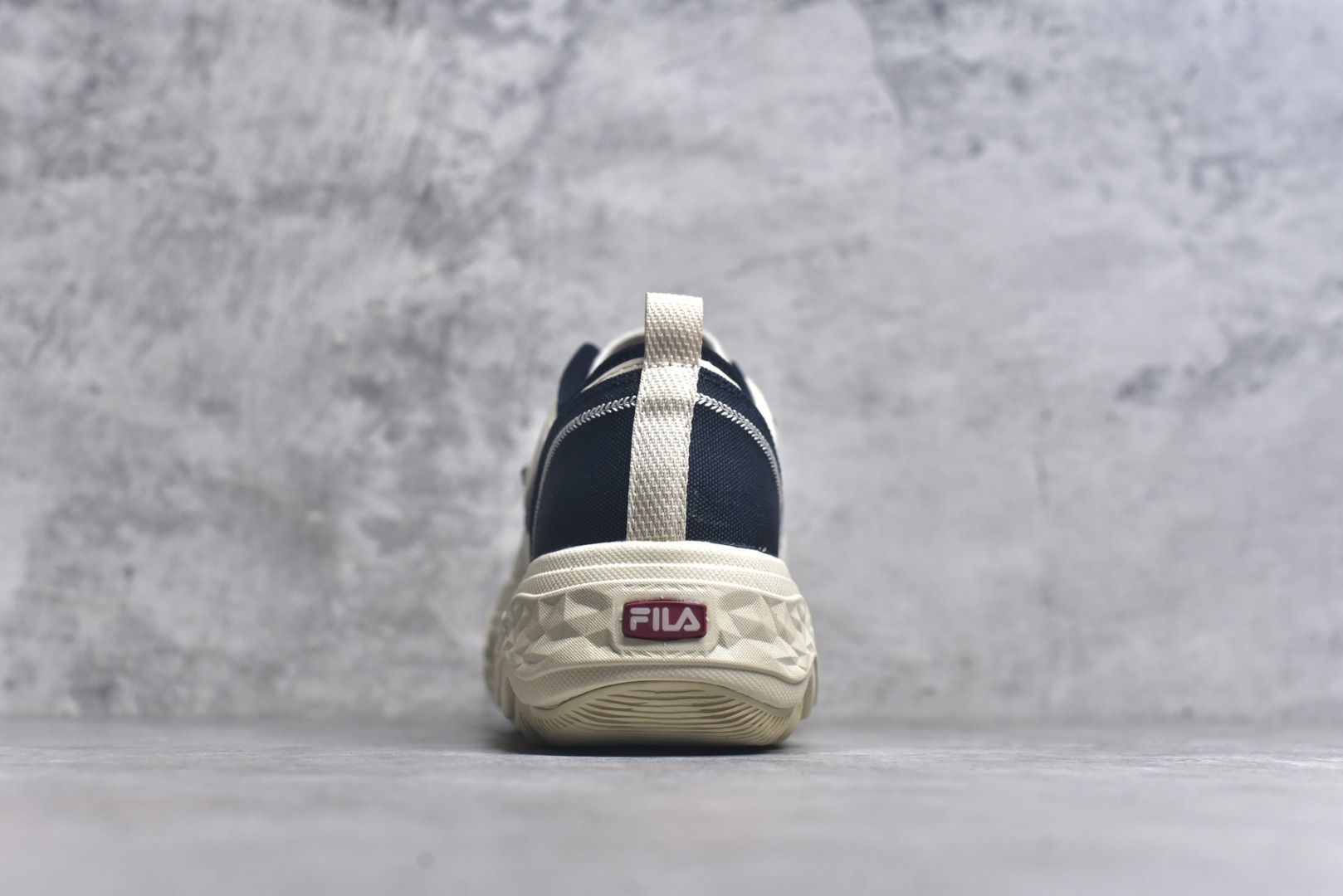 图片[5]-#FILA ROCK 斐乐岩石鞋舒适百搭轻便耐磨透气减震低帮帆布鞋 FUSION 系列传承了 FILA 的百年基因，融入年轻运动及潮流文化，成为引领变革、创新突破的一代。以“1+N” 的跨界合作模式重现经典的同时创造经典。带来最出其不意的跨界合作惊喜。同时，FILAFUSION把FILA 的 DNA 融入到定制体验里，你可以随心制造厲于你的产品。FILA FUSION 的鞋家族涵盖了老爹鞋、跑步鞋、网球鞋、季节款。风格复古新潮，满足了时尚人士出行及各类运动的搭配需求，成为当下年轻人筷拥的鞋类品牌之一。FILA FUSION 走进年轻人的世界，通过年轻人运动，街舞，滑板，篮球，展现 FILA FUSION 的潮流态度和年轻文化。FILA FUSION 认为末来属于引领变革、创新突破的年轻一代，让我们一起构成 FILA 未来的蓝图吧！尺码：35.5 36 36.5 37.5 38 38.5 39 40 40.5 41 42 42.5 43 44 44.5-选品中心