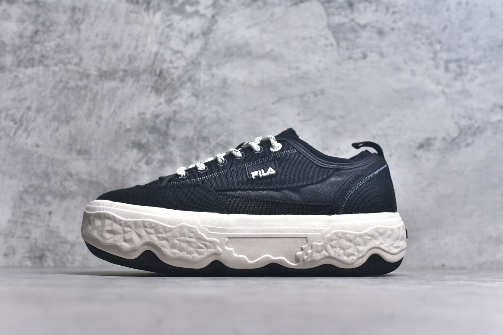 #FILA ROCK 斐乐岩石鞋舒适百搭轻便耐磨透气减震低帮帆布鞋 FUSION 系列传承了 FILA 的百年基因，融入年轻运动及潮流文化，成为引领变革、创新突破的一代。以“1+N” 的跨界合作模式重现经典的同时创造经典。带来最出其不意的跨界合作惊喜。同时，FILAFUSION把FILA 的 DNA 融入到定制体验里，你可以随心制造厲于你的产品。FILA FUSION 的鞋家族涵盖了老爹鞋、跑步鞋、网球鞋、季节款。风格复古新潮，满足了时尚人士出行及各类运动的搭配需求，成为当下年轻人筷拥的鞋类品牌之一。FILA FUSION 走进年轻人的世界，通过年轻人运动，街舞，滑板，篮球，展现 FILA FUSION 的潮流态度和年轻文化。FILA FUSION 认为末来属于引领变革、创新突破的年轻一代，让我们一起构成 FILA 未来的蓝图吧！尺码：35.5 36 36.5 37.5 38 38.5 39 40 40.5 41 42 42.5 43 44 44.5-选品中心