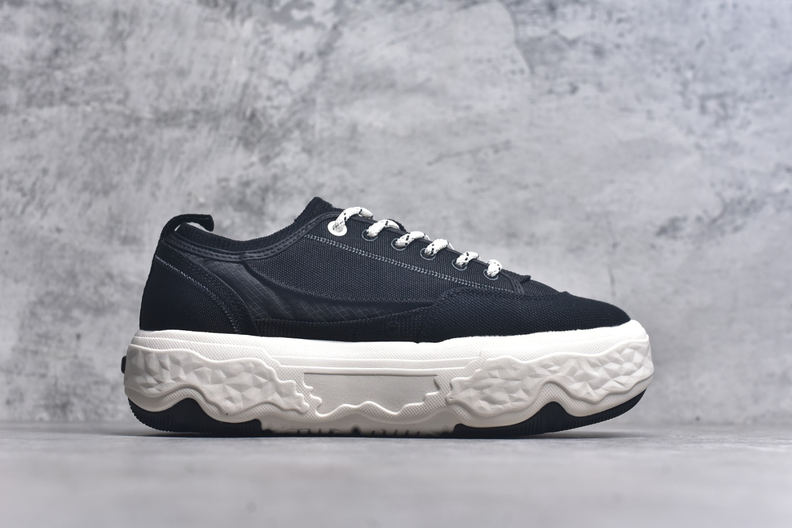 图片[3]-#FILA ROCK 斐乐岩石鞋舒适百搭轻便耐磨透气减震低帮帆布鞋 FUSION 系列传承了 FILA 的百年基因，融入年轻运动及潮流文化，成为引领变革、创新突破的一代。以“1+N” 的跨界合作模式重现经典的同时创造经典。带来最出其不意的跨界合作惊喜。同时，FILAFUSION把FILA 的 DNA 融入到定制体验里，你可以随心制造厲于你的产品。FILA FUSION 的鞋家族涵盖了老爹鞋、跑步鞋、网球鞋、季节款。风格复古新潮，满足了时尚人士出行及各类运动的搭配需求，成为当下年轻人筷拥的鞋类品牌之一。FILA FUSION 走进年轻人的世界，通过年轻人运动，街舞，滑板，篮球，展现 FILA FUSION 的潮流态度和年轻文化。FILA FUSION 认为末来属于引领变革、创新突破的年轻一代，让我们一起构成 FILA 未来的蓝图吧！尺码：35.5 36 36.5 37.5 38 38.5 39 40 40.5 41 42 42.5 43 44 44.5-选品中心