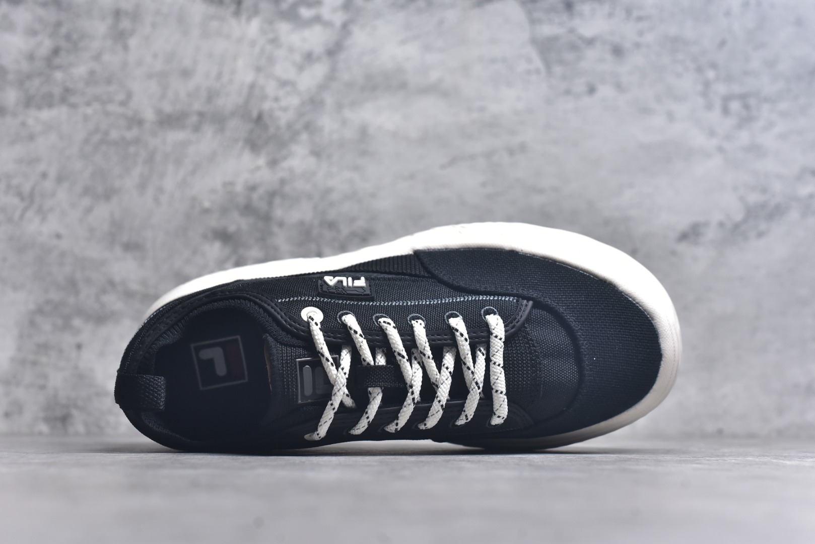 图片[4]-#FILA ROCK 斐乐岩石鞋舒适百搭轻便耐磨透气减震低帮帆布鞋 FUSION 系列传承了 FILA 的百年基因，融入年轻运动及潮流文化，成为引领变革、创新突破的一代。以“1+N” 的跨界合作模式重现经典的同时创造经典。带来最出其不意的跨界合作惊喜。同时，FILAFUSION把FILA 的 DNA 融入到定制体验里，你可以随心制造厲于你的产品。FILA FUSION 的鞋家族涵盖了老爹鞋、跑步鞋、网球鞋、季节款。风格复古新潮，满足了时尚人士出行及各类运动的搭配需求，成为当下年轻人筷拥的鞋类品牌之一。FILA FUSION 走进年轻人的世界，通过年轻人运动，街舞，滑板，篮球，展现 FILA FUSION 的潮流态度和年轻文化。FILA FUSION 认为末来属于引领变革、创新突破的年轻一代，让我们一起构成 FILA 未来的蓝图吧！尺码：35.5 36 36.5 37.5 38 38.5 39 40 40.5 41 42 42.5 43 44 44.5-选品中心