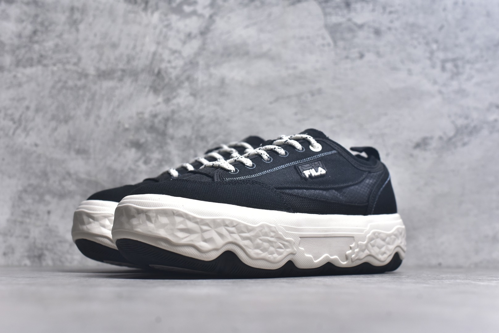 图片[2]-#FILA ROCK 斐乐岩石鞋舒适百搭轻便耐磨透气减震低帮帆布鞋 FUSION 系列传承了 FILA 的百年基因，融入年轻运动及潮流文化，成为引领变革、创新突破的一代。以“1+N” 的跨界合作模式重现经典的同时创造经典。带来最出其不意的跨界合作惊喜。同时，FILAFUSION把FILA 的 DNA 融入到定制体验里，你可以随心制造厲于你的产品。FILA FUSION 的鞋家族涵盖了老爹鞋、跑步鞋、网球鞋、季节款。风格复古新潮，满足了时尚人士出行及各类运动的搭配需求，成为当下年轻人筷拥的鞋类品牌之一。FILA FUSION 走进年轻人的世界，通过年轻人运动，街舞，滑板，篮球，展现 FILA FUSION 的潮流态度和年轻文化。FILA FUSION 认为末来属于引领变革、创新突破的年轻一代，让我们一起构成 FILA 未来的蓝图吧！尺码：35.5 36 36.5 37.5 38 38.5 39 40 40.5 41 42 42.5 43 44 44.5-选品中心
