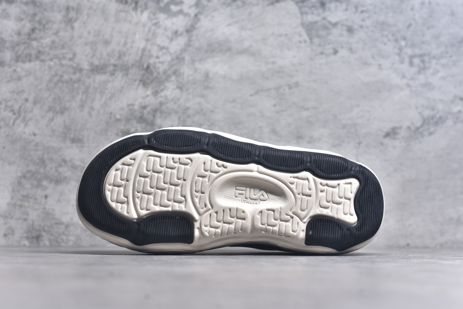 图片[6]-#FILA ROCK 斐乐岩石鞋舒适百搭轻便耐磨透气减震低帮帆布鞋 FUSION 系列传承了 FILA 的百年基因，融入年轻运动及潮流文化，成为引领变革、创新突破的一代。以“1+N” 的跨界合作模式重现经典的同时创造经典。带来最出其不意的跨界合作惊喜。同时，FILAFUSION把FILA 的 DNA 融入到定制体验里，你可以随心制造厲于你的产品。FILA FUSION 的鞋家族涵盖了老爹鞋、跑步鞋、网球鞋、季节款。风格复古新潮，满足了时尚人士出行及各类运动的搭配需求，成为当下年轻人筷拥的鞋类品牌之一。FILA FUSION 走进年轻人的世界，通过年轻人运动，街舞，滑板，篮球，展现 FILA FUSION 的潮流态度和年轻文化。FILA FUSION 认为末来属于引领变革、创新突破的年轻一代，让我们一起构成 FILA 未来的蓝图吧！尺码：35.5 36 36.5 37.5 38 38.5 39 40 40.5 41 42 42.5 43 44 44.5-选品中心