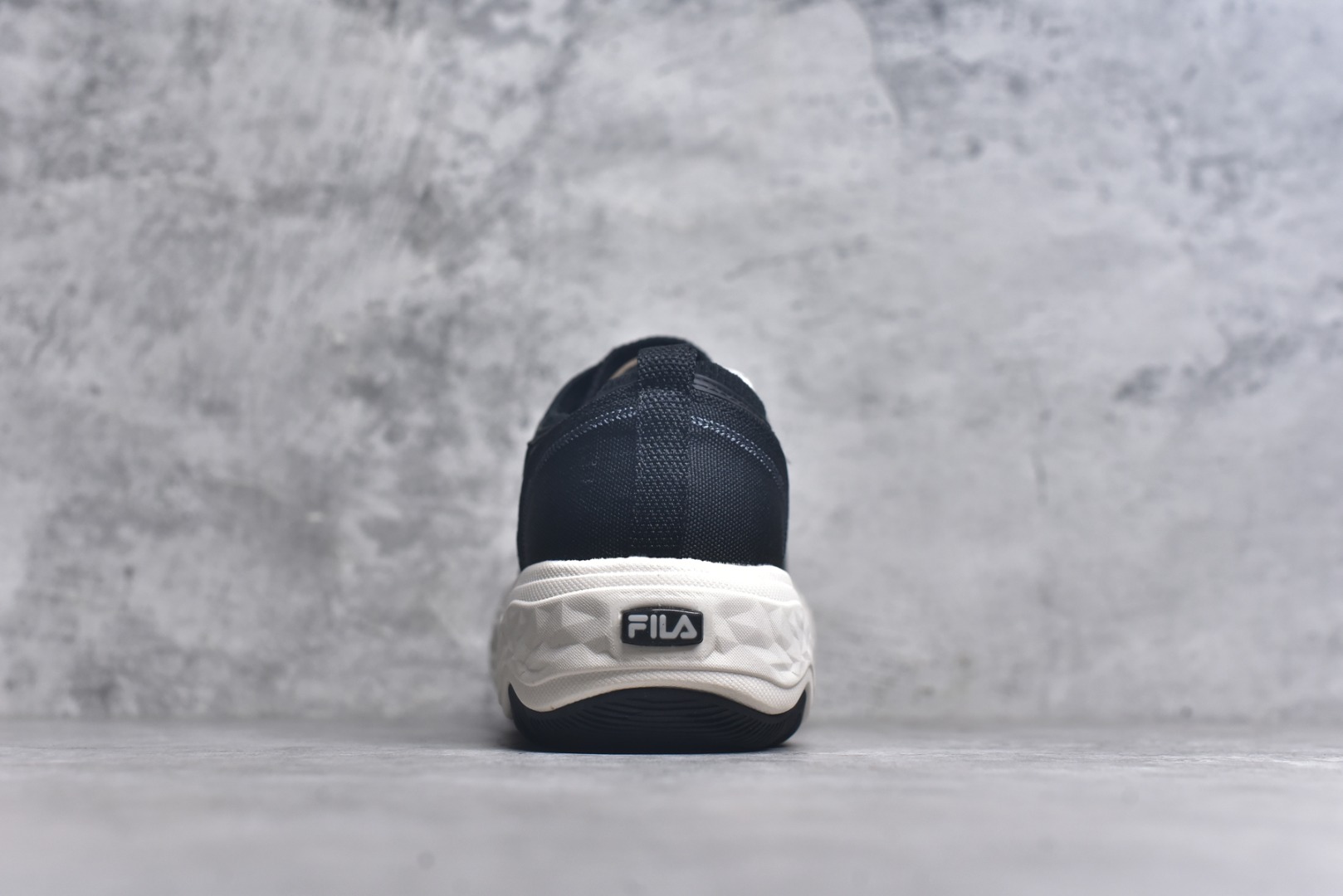 图片[5]-#FILA ROCK 斐乐岩石鞋舒适百搭轻便耐磨透气减震低帮帆布鞋 FUSION 系列传承了 FILA 的百年基因，融入年轻运动及潮流文化，成为引领变革、创新突破的一代。以“1+N” 的跨界合作模式重现经典的同时创造经典。带来最出其不意的跨界合作惊喜。同时，FILAFUSION把FILA 的 DNA 融入到定制体验里，你可以随心制造厲于你的产品。FILA FUSION 的鞋家族涵盖了老爹鞋、跑步鞋、网球鞋、季节款。风格复古新潮，满足了时尚人士出行及各类运动的搭配需求，成为当下年轻人筷拥的鞋类品牌之一。FILA FUSION 走进年轻人的世界，通过年轻人运动，街舞，滑板，篮球，展现 FILA FUSION 的潮流态度和年轻文化。FILA FUSION 认为末来属于引领变革、创新突破的年轻一代，让我们一起构成 FILA 未来的蓝图吧！尺码：35.5 36 36.5 37.5 38 38.5 39 40 40.5 41 42 42.5 43 44 44.5-选品中心