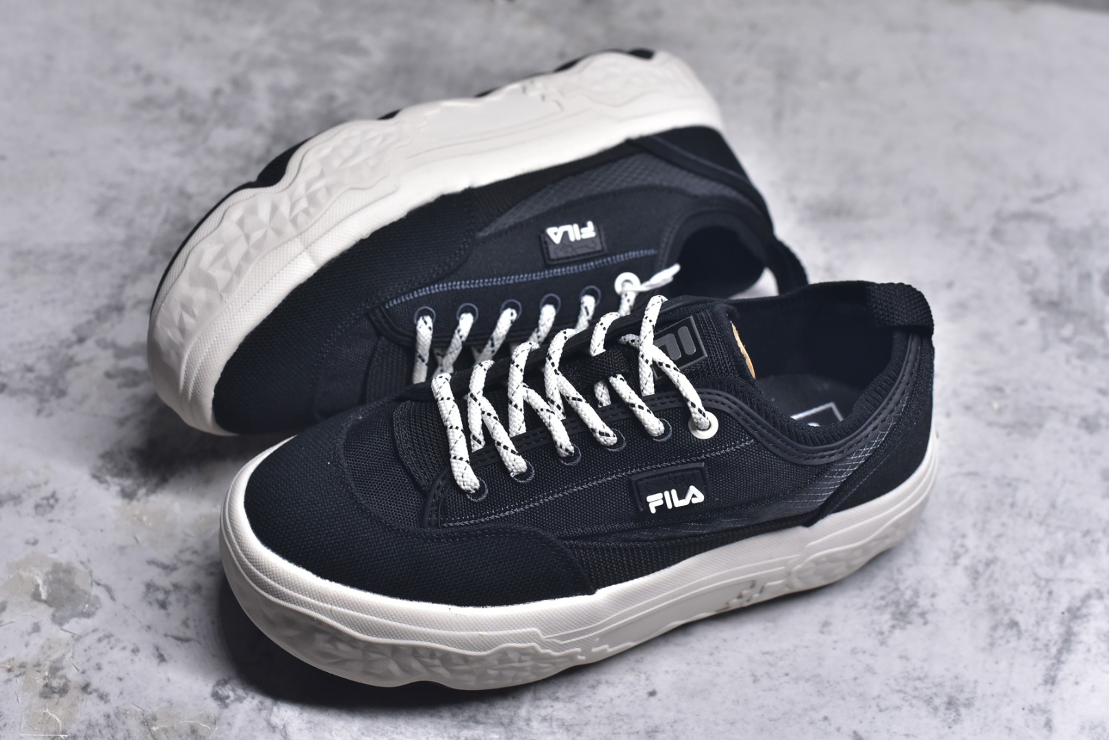 图片[7]-#FILA ROCK 斐乐岩石鞋舒适百搭轻便耐磨透气减震低帮帆布鞋 FUSION 系列传承了 FILA 的百年基因，融入年轻运动及潮流文化，成为引领变革、创新突破的一代。以“1+N” 的跨界合作模式重现经典的同时创造经典。带来最出其不意的跨界合作惊喜。同时，FILAFUSION把FILA 的 DNA 融入到定制体验里，你可以随心制造厲于你的产品。FILA FUSION 的鞋家族涵盖了老爹鞋、跑步鞋、网球鞋、季节款。风格复古新潮，满足了时尚人士出行及各类运动的搭配需求，成为当下年轻人筷拥的鞋类品牌之一。FILA FUSION 走进年轻人的世界，通过年轻人运动，街舞，滑板，篮球，展现 FILA FUSION 的潮流态度和年轻文化。FILA FUSION 认为末来属于引领变革、创新突破的年轻一代，让我们一起构成 FILA 未来的蓝图吧！尺码：35.5 36 36.5 37.5 38 38.5 39 40 40.5 41 42 42.5 43 44 44.5-选品中心