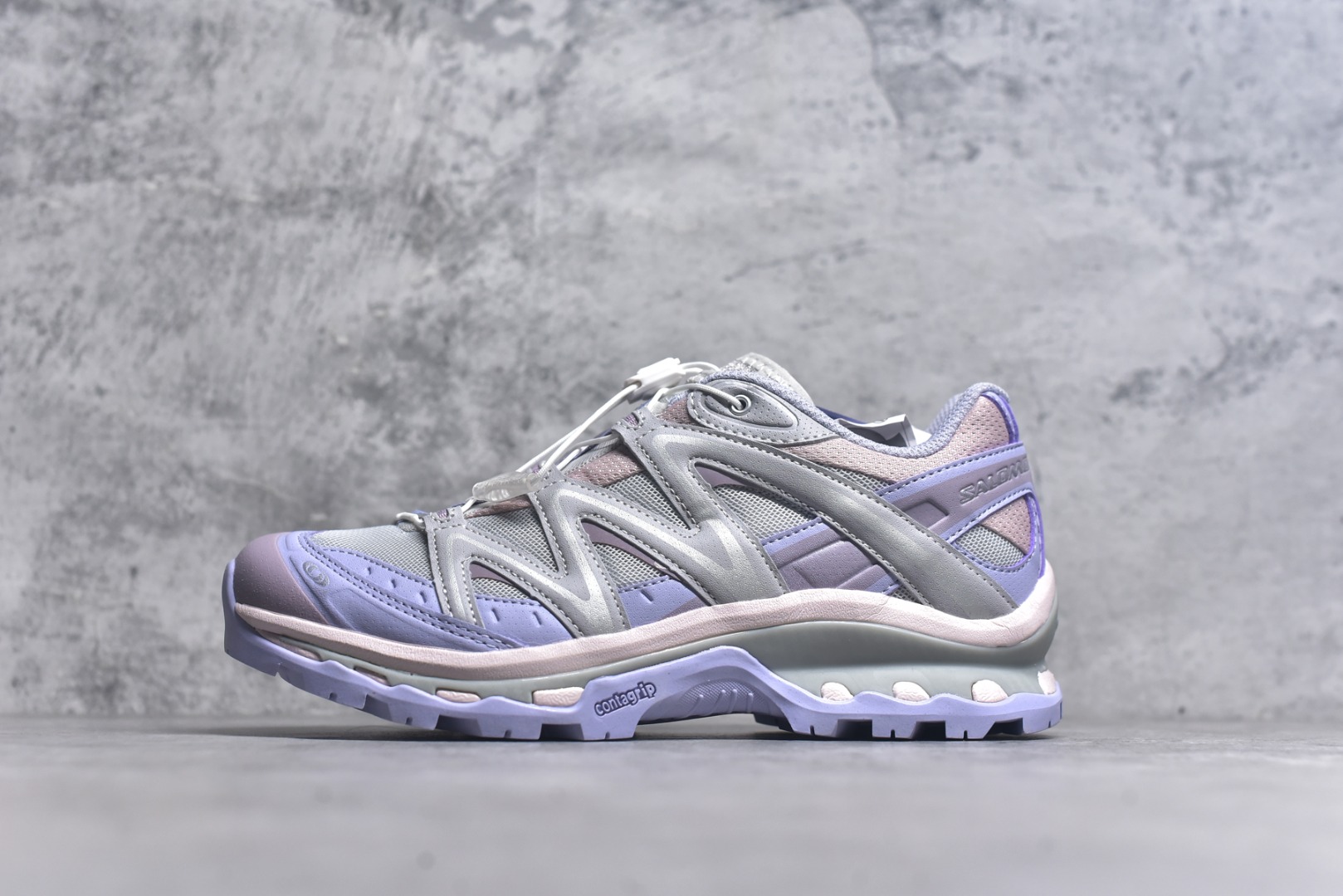#Salomon XT-QUEST ADV 灰紫色 491259 萨洛蒙情侣款户外机能鞋 全新绿x升级版 品质大改进  全鞋改进为原厂一致材料打造 全新修长鞋型 相对老版臃肿鞋型 此版的版型更正 全新玻璃冲刀 清洁度提升 同步原版左右鞋带孔的间距加大（之前老版间距太小） 网面与鞋头材料校对一致无色差（老版网面有色差） 鞋后跟反口V字定型同步zp（老版臃肿为U字后跟反口） 鞋舌两侧鞋帮脚踝处更加直挺（之前老版往中间踏） 鞋盒黑盒改正为原版牛皮纸鞋盒 鞋头处添加☯太极标 所有细节多次修改校正 坚持同步原版无差别 毋庸置疑全市场最好的版本💪🏻终端优势供应 尺码：36-40-选品中心