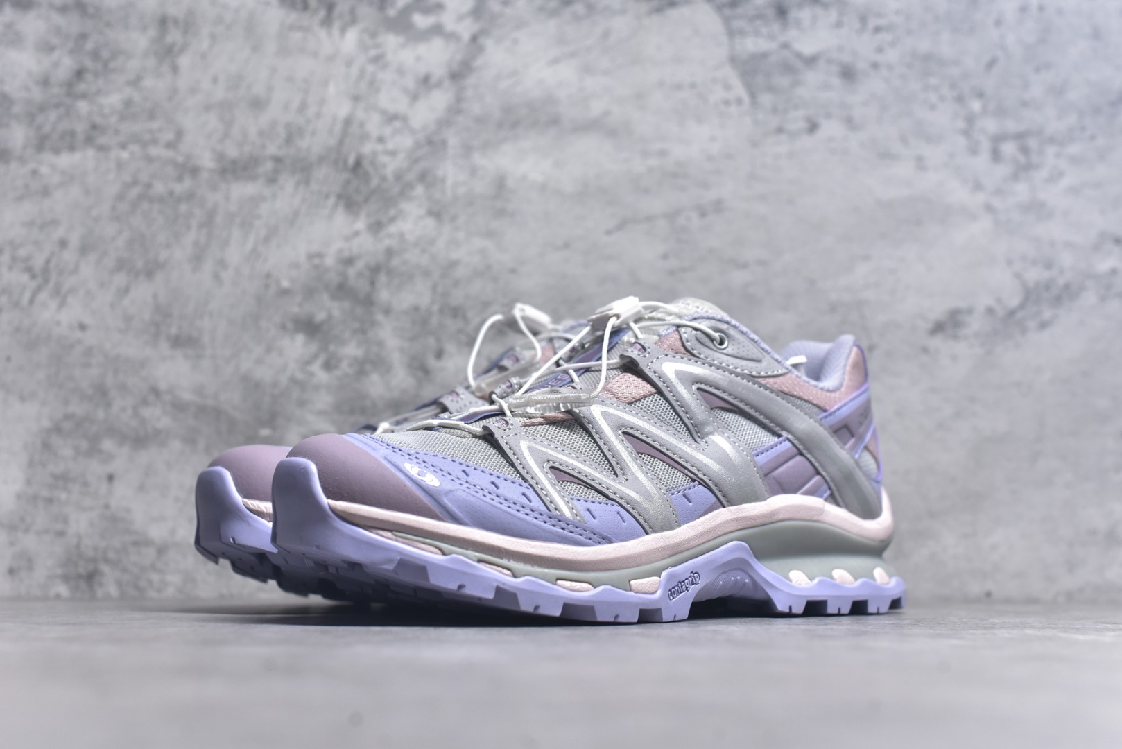 图片[2]-#Salomon XT-QUEST ADV 灰紫色 491259 萨洛蒙情侣款户外机能鞋 全新绿x升级版 品质大改进  全鞋改进为原厂一致材料打造 全新修长鞋型 相对老版臃肿鞋型 此版的版型更正 全新玻璃冲刀 清洁度提升 同步原版左右鞋带孔的间距加大（之前老版间距太小） 网面与鞋头材料校对一致无色差（老版网面有色差） 鞋后跟反口V字定型同步zp（老版臃肿为U字后跟反口） 鞋舌两侧鞋帮脚踝处更加直挺（之前老版往中间踏） 鞋盒黑盒改正为原版牛皮纸鞋盒 鞋头处添加☯太极标 所有细节多次修改校正 坚持同步原版无差别 毋庸置疑全市场最好的版本💪🏻终端优势供应 尺码：36-40-选品中心