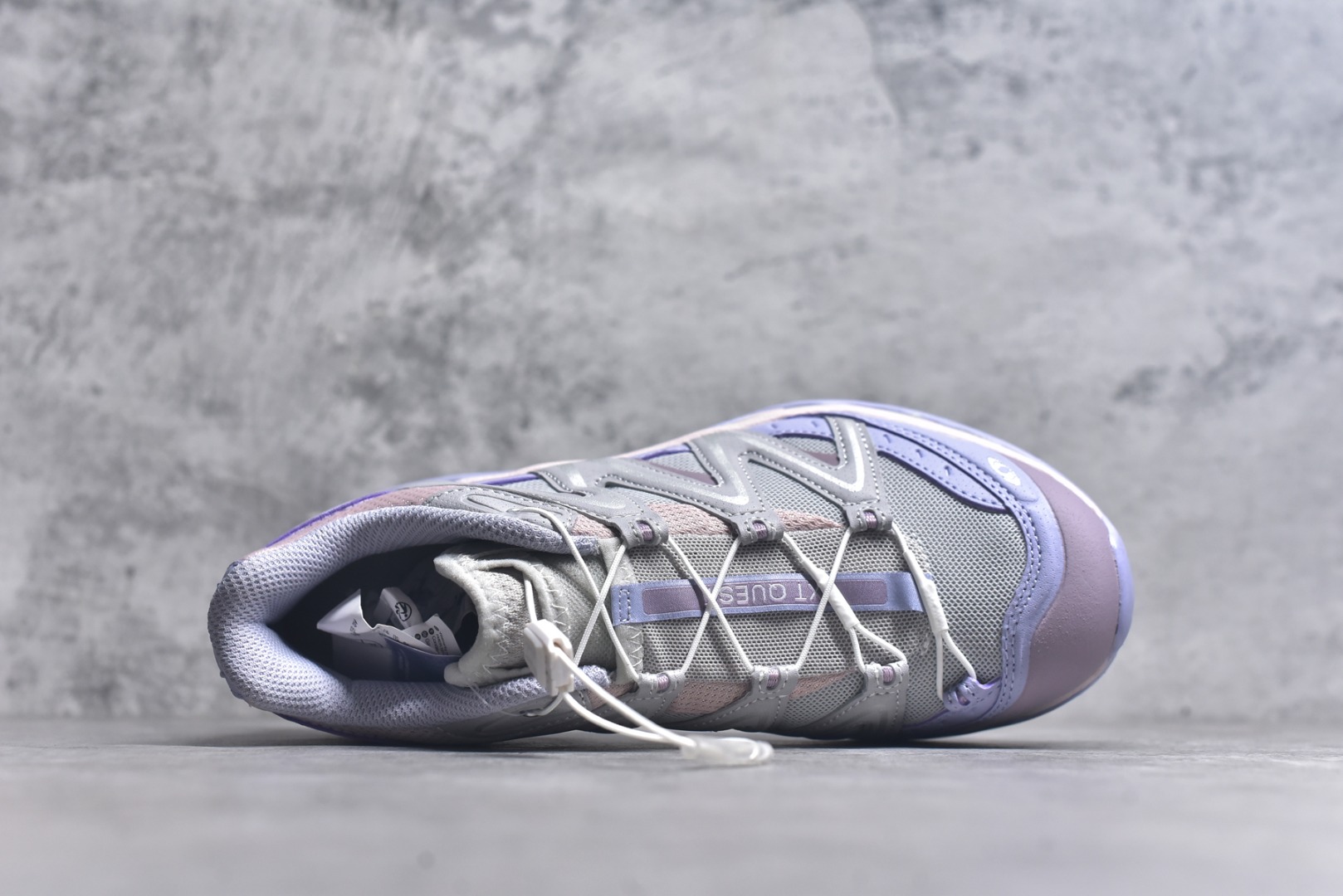图片[4]-#Salomon XT-QUEST ADV 灰紫色 491259 萨洛蒙情侣款户外机能鞋 全新绿x升级版 品质大改进  全鞋改进为原厂一致材料打造 全新修长鞋型 相对老版臃肿鞋型 此版的版型更正 全新玻璃冲刀 清洁度提升 同步原版左右鞋带孔的间距加大（之前老版间距太小） 网面与鞋头材料校对一致无色差（老版网面有色差） 鞋后跟反口V字定型同步zp（老版臃肿为U字后跟反口） 鞋舌两侧鞋帮脚踝处更加直挺（之前老版往中间踏） 鞋盒黑盒改正为原版牛皮纸鞋盒 鞋头处添加☯太极标 所有细节多次修改校正 坚持同步原版无差别 毋庸置疑全市场最好的版本💪🏻终端优势供应 尺码：36-40-选品中心
