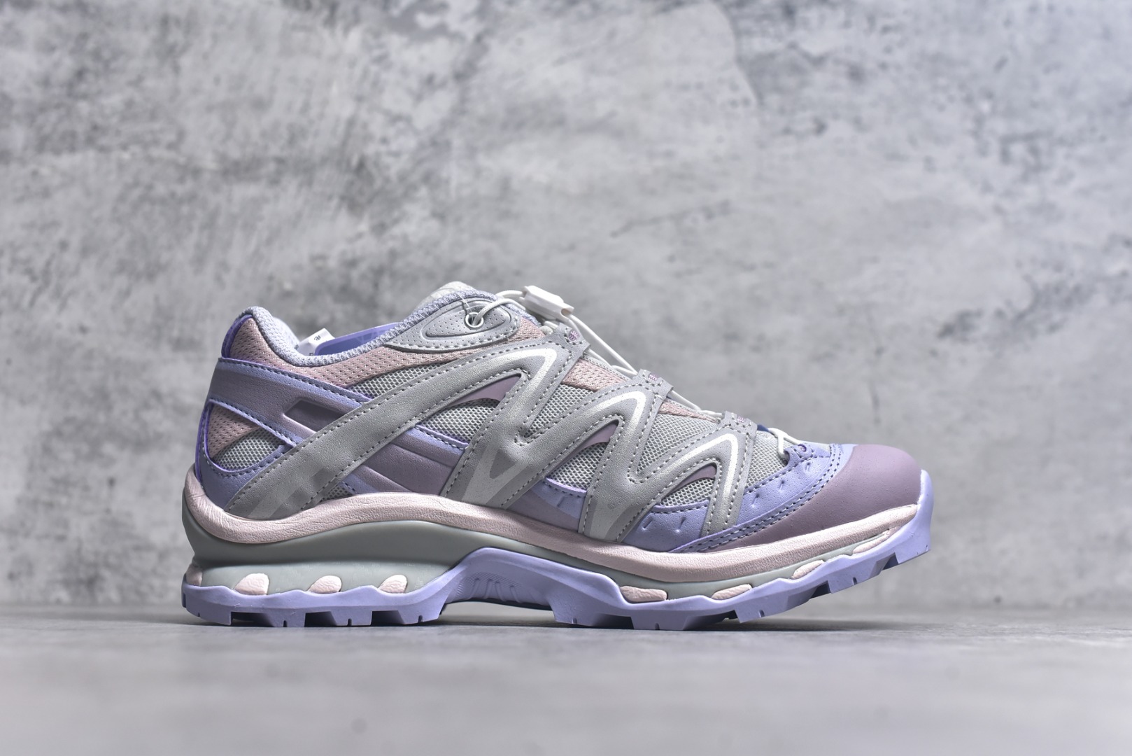 图片[3]-#Salomon XT-QUEST ADV 灰紫色 491259 萨洛蒙情侣款户外机能鞋 全新绿x升级版 品质大改进  全鞋改进为原厂一致材料打造 全新修长鞋型 相对老版臃肿鞋型 此版的版型更正 全新玻璃冲刀 清洁度提升 同步原版左右鞋带孔的间距加大（之前老版间距太小） 网面与鞋头材料校对一致无色差（老版网面有色差） 鞋后跟反口V字定型同步zp（老版臃肿为U字后跟反口） 鞋舌两侧鞋帮脚踝处更加直挺（之前老版往中间踏） 鞋盒黑盒改正为原版牛皮纸鞋盒 鞋头处添加☯太极标 所有细节多次修改校正 坚持同步原版无差别 毋庸置疑全市场最好的版本💪🏻终端优势供应 尺码：36-40-选品中心