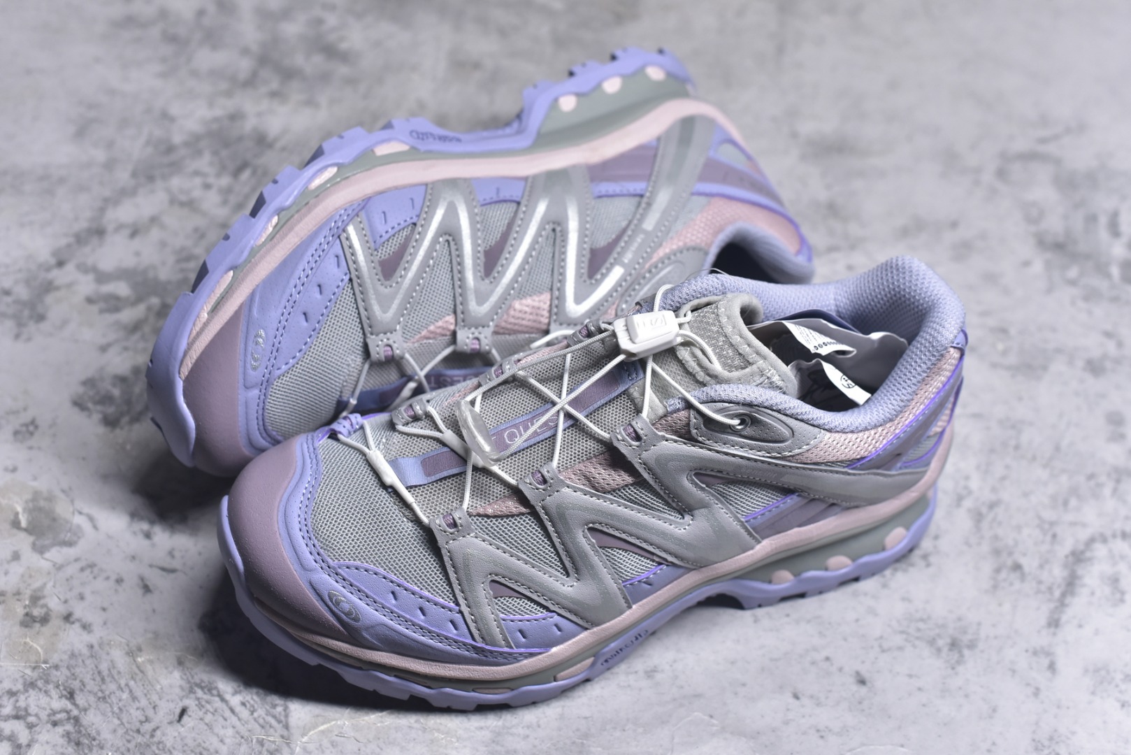 图片[7]-#Salomon XT-QUEST ADV 灰紫色 491259 萨洛蒙情侣款户外机能鞋 全新绿x升级版 品质大改进  全鞋改进为原厂一致材料打造 全新修长鞋型 相对老版臃肿鞋型 此版的版型更正 全新玻璃冲刀 清洁度提升 同步原版左右鞋带孔的间距加大（之前老版间距太小） 网面与鞋头材料校对一致无色差（老版网面有色差） 鞋后跟反口V字定型同步zp（老版臃肿为U字后跟反口） 鞋舌两侧鞋帮脚踝处更加直挺（之前老版往中间踏） 鞋盒黑盒改正为原版牛皮纸鞋盒 鞋头处添加☯太极标 所有细节多次修改校正 坚持同步原版无差别 毋庸置疑全市场最好的版本💪🏻终端优势供应 尺码：36-40-选品中心