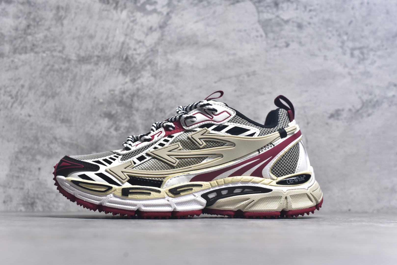 #Off-White 2024年OW最新款跑鞋 百分百原盒正确版 原楦原纸板数据开发 4层分离大底#鞋面采用3d立体打印和多种材料拼接而成#防滑耐磨透气性轻便跑鞋 作为曾经爆火 并且定位奢潮领域的标志性品牌 Off-White 仍需要不断更新符合当下潮流时尚的复古运动鞋款，以期收获基本盘消费者的关注 此次更新的 Off-White 新款运动鞋将经典复古老爹鞋细节设计更加夸张化 并将标志性箭头设计置于显著位置 除此之外 整个系列的色彩搭配也可谓纷繁多样 总有一款适合你 尺码：36 37 38 39 40 41 42 43 44 45 46 47-选品中心
