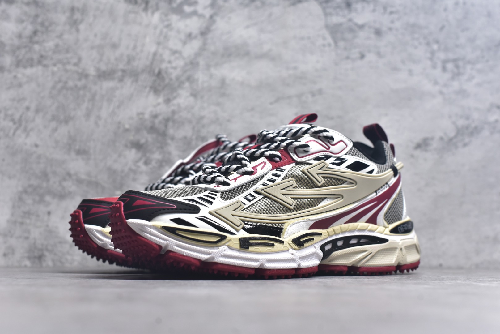 图片[2]-#Off-White 2024年OW最新款跑鞋 百分百原盒正确版 原楦原纸板数据开发 4层分离大底#鞋面采用3d立体打印和多种材料拼接而成#防滑耐磨透气性轻便跑鞋 作为曾经爆火 并且定位奢潮领域的标志性品牌 Off-White 仍需要不断更新符合当下潮流时尚的复古运动鞋款，以期收获基本盘消费者的关注 此次更新的 Off-White 新款运动鞋将经典复古老爹鞋细节设计更加夸张化 并将标志性箭头设计置于显著位置 除此之外 整个系列的色彩搭配也可谓纷繁多样 总有一款适合你 尺码：36 37 38 39 40 41 42 43 44 45 46 47-选品中心