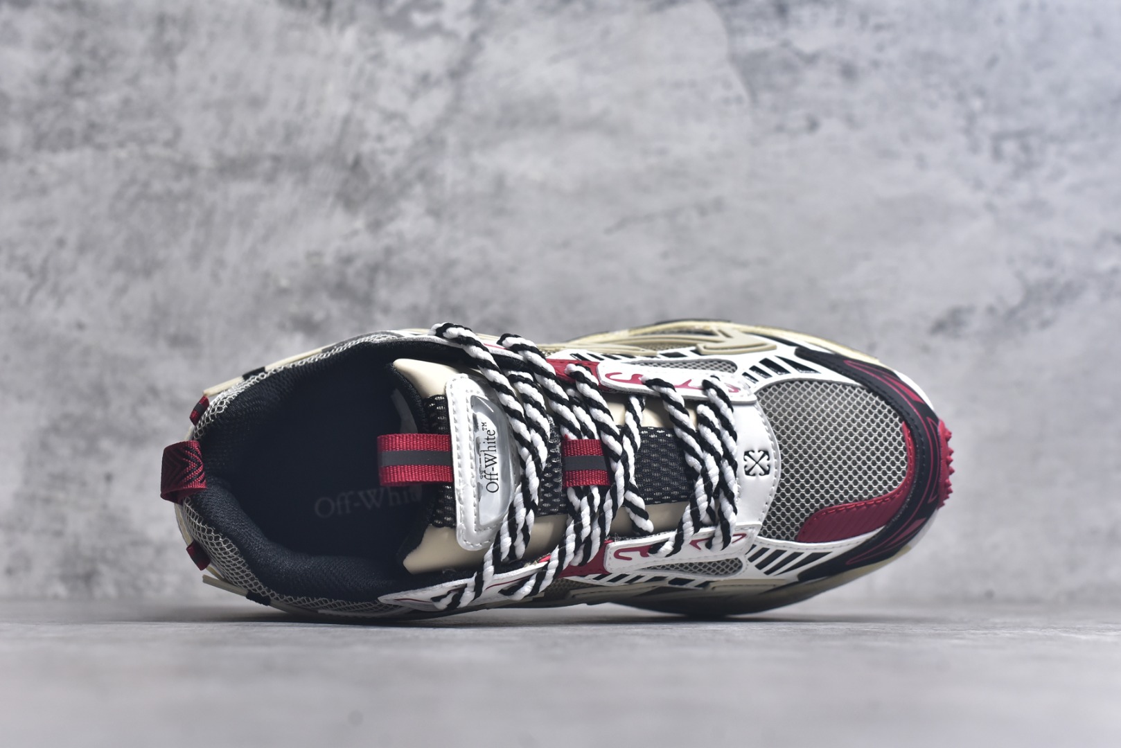 图片[4]-#Off-White 2024年OW最新款跑鞋 百分百原盒正确版 原楦原纸板数据开发 4层分离大底#鞋面采用3d立体打印和多种材料拼接而成#防滑耐磨透气性轻便跑鞋 作为曾经爆火 并且定位奢潮领域的标志性品牌 Off-White 仍需要不断更新符合当下潮流时尚的复古运动鞋款，以期收获基本盘消费者的关注 此次更新的 Off-White 新款运动鞋将经典复古老爹鞋细节设计更加夸张化 并将标志性箭头设计置于显著位置 除此之外 整个系列的色彩搭配也可谓纷繁多样 总有一款适合你 尺码：36 37 38 39 40 41 42 43 44 45 46 47-选品中心