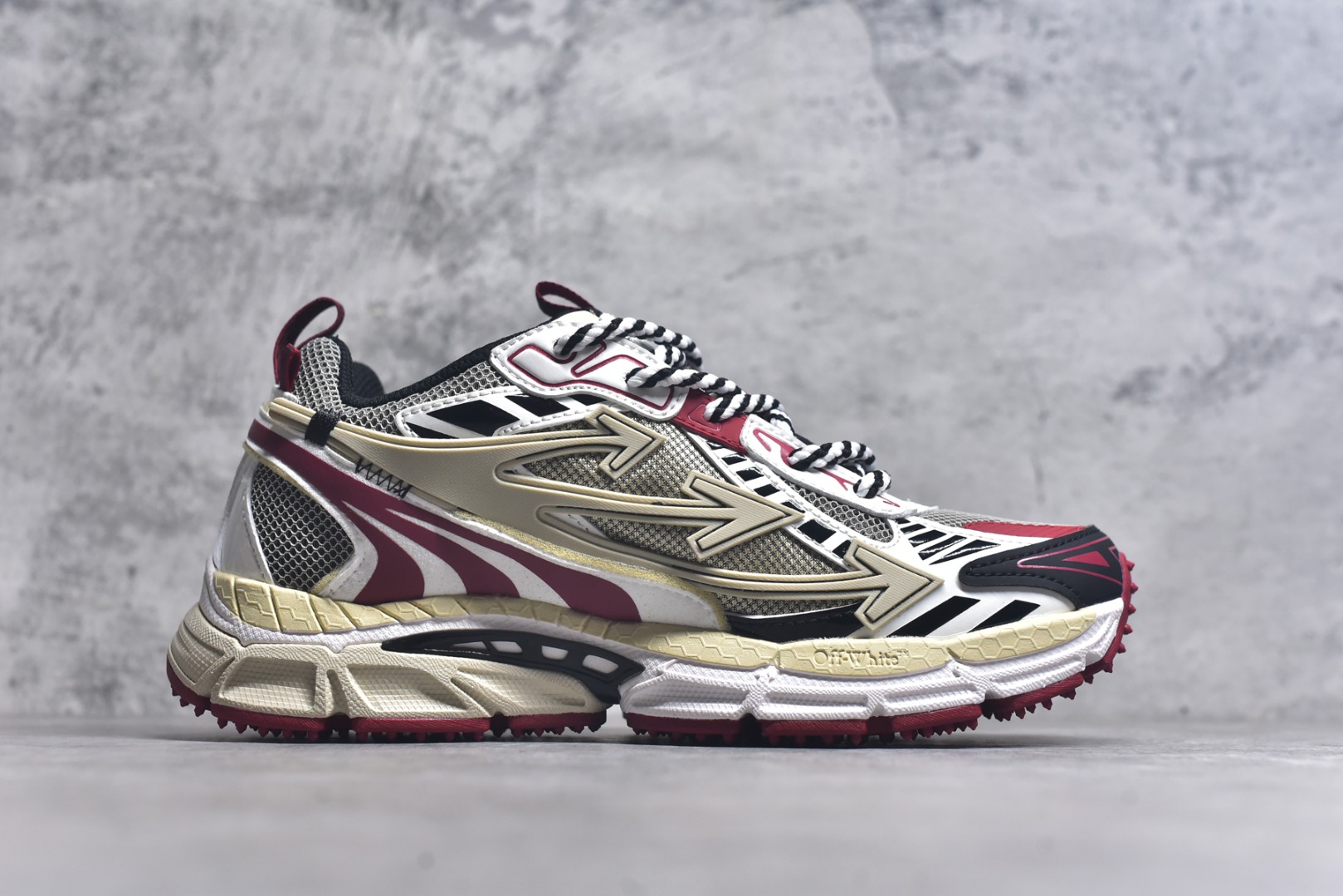 图片[3]-#Off-White 2024年OW最新款跑鞋 百分百原盒正确版 原楦原纸板数据开发 4层分离大底#鞋面采用3d立体打印和多种材料拼接而成#防滑耐磨透气性轻便跑鞋 作为曾经爆火 并且定位奢潮领域的标志性品牌 Off-White 仍需要不断更新符合当下潮流时尚的复古运动鞋款，以期收获基本盘消费者的关注 此次更新的 Off-White 新款运动鞋将经典复古老爹鞋细节设计更加夸张化 并将标志性箭头设计置于显著位置 除此之外 整个系列的色彩搭配也可谓纷繁多样 总有一款适合你 尺码：36 37 38 39 40 41 42 43 44 45 46 47-选品中心