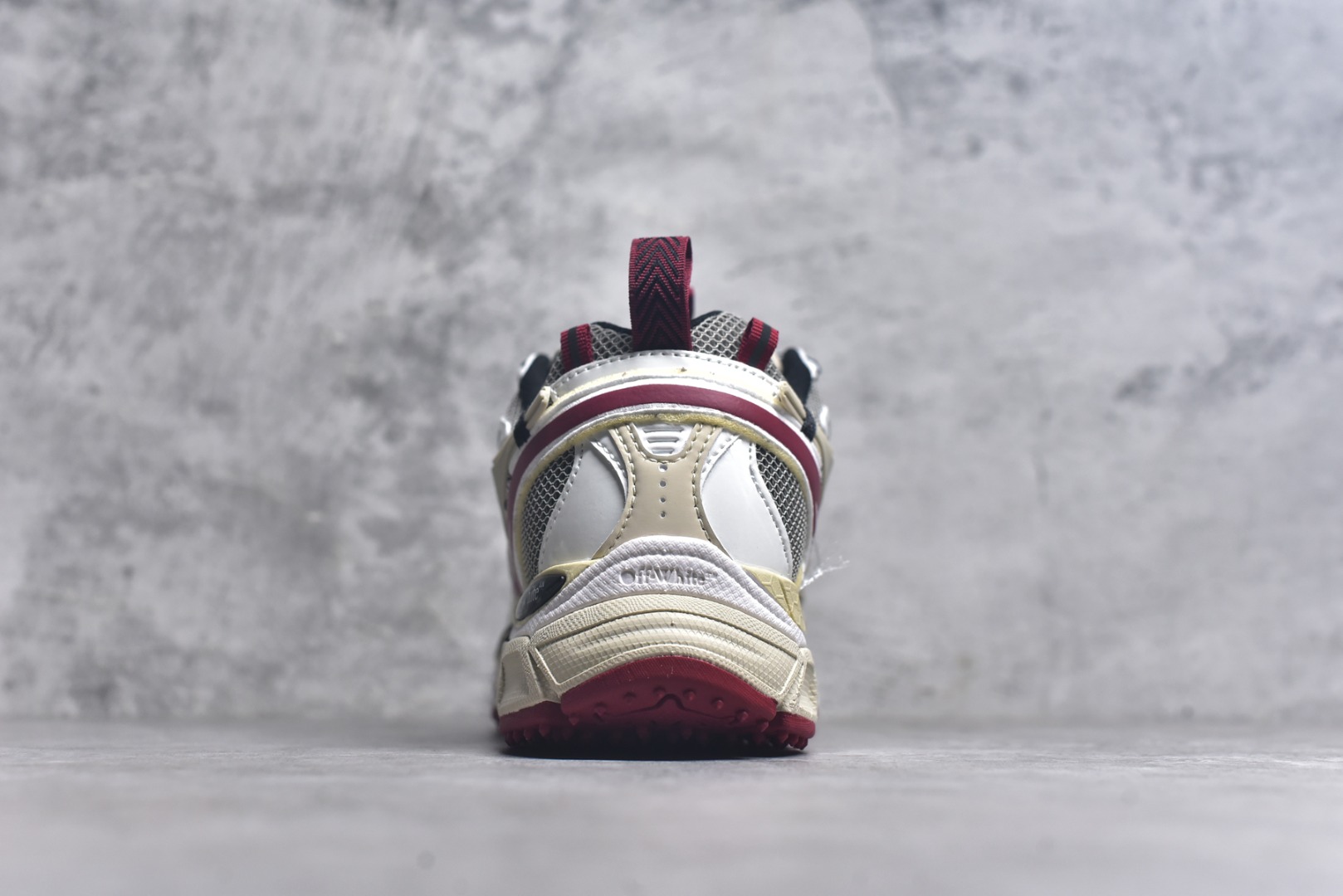 图片[5]-#Off-White 2024年OW最新款跑鞋 百分百原盒正确版 原楦原纸板数据开发 4层分离大底#鞋面采用3d立体打印和多种材料拼接而成#防滑耐磨透气性轻便跑鞋 作为曾经爆火 并且定位奢潮领域的标志性品牌 Off-White 仍需要不断更新符合当下潮流时尚的复古运动鞋款，以期收获基本盘消费者的关注 此次更新的 Off-White 新款运动鞋将经典复古老爹鞋细节设计更加夸张化 并将标志性箭头设计置于显著位置 除此之外 整个系列的色彩搭配也可谓纷繁多样 总有一款适合你 尺码：36 37 38 39 40 41 42 43 44 45 46 47-选品中心