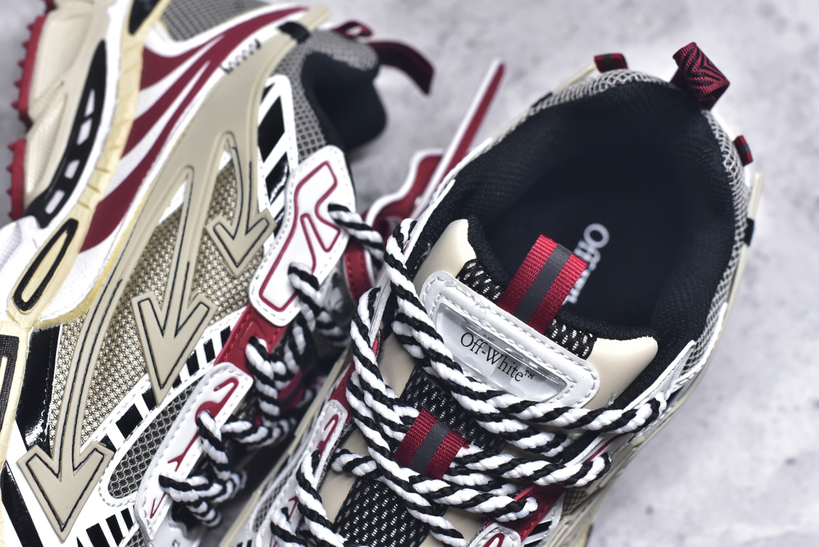 图片[9]-#Off-White 2024年OW最新款跑鞋 百分百原盒正确版 原楦原纸板数据开发 4层分离大底#鞋面采用3d立体打印和多种材料拼接而成#防滑耐磨透气性轻便跑鞋 作为曾经爆火 并且定位奢潮领域的标志性品牌 Off-White 仍需要不断更新符合当下潮流时尚的复古运动鞋款，以期收获基本盘消费者的关注 此次更新的 Off-White 新款运动鞋将经典复古老爹鞋细节设计更加夸张化 并将标志性箭头设计置于显著位置 除此之外 整个系列的色彩搭配也可谓纷繁多样 总有一款适合你 尺码：36 37 38 39 40 41 42 43 44 45 46 47-选品中心