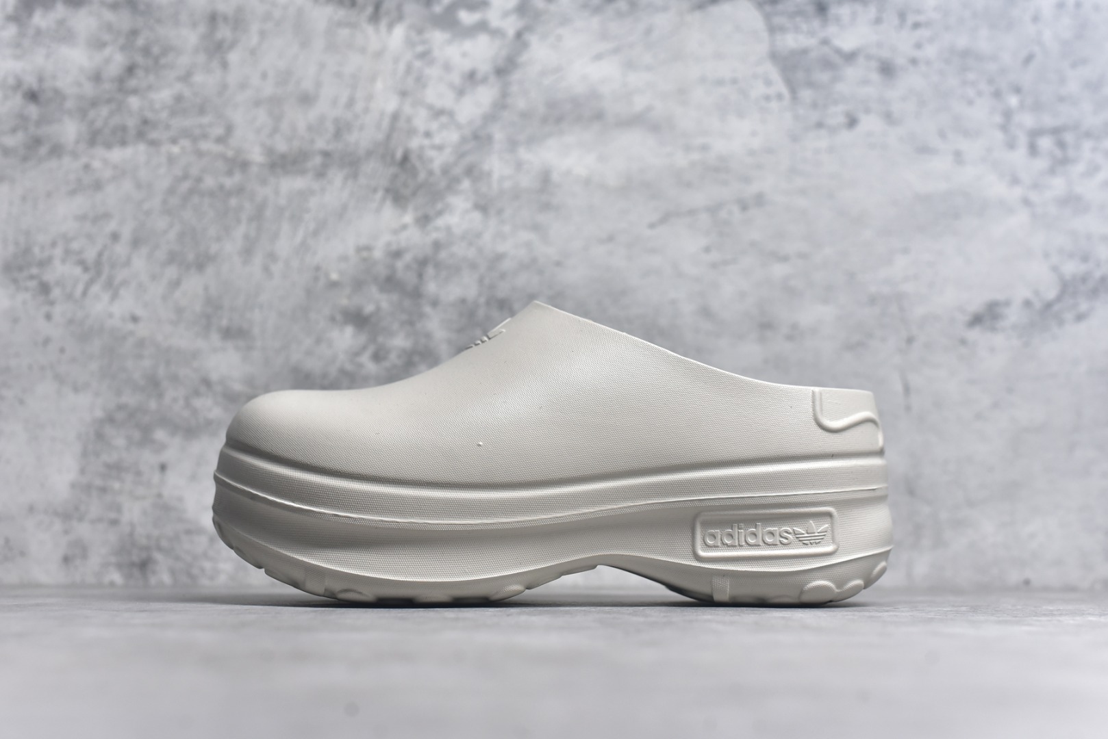 #AD Originals AdiFOM Stan Smith Mule 防滑耐磨轻便运动凉鞋穆勒厨师鞋 米色 IH3361 重金购入原鞋及原档案磨具生产指令开发 鞋头部位凹凸有致 横向大面积波浪纹理 后跟Logo 凹凸明显 轮廓分明 描漆定位精准 公整无偏差不溢出 LOGO内侧钢印清晰工整 原厂磨具全鞋无多余毛边 同源公司EVA粒子环保塑料 原厂指令配方 无任何异味 弹性卡色均保持原鞋一致 匠心打造 鞋口弧度大小 鞋面色泽质感同步原鞋 LOGO内侧钢印清晰工整 中底部分带原厂钢印编号 原厂Ortholite欧斯莱鞋垫 区别掉渣海玻璃鞋垫 吸汗防臭的效果无法相提并论 原厂定制原标 同比ZP 符合人体设计 轻松脚感 一穿即走 这款拖鞋旨在致敬经典的Stan Smith 简约鞋面和后跟细节灵感源于原版 并通过厚实的比例和超光滑的触感 带来现代风格的革新 采用含有甘蔗制成的泡沫材料 心系环保 摆脱绑带或鞋带束缚 易于穿脱 保持舒适 采用天然可再生材料 旨在帮助减少塑料污染 偏小一码 尺码：35-46-选品中心