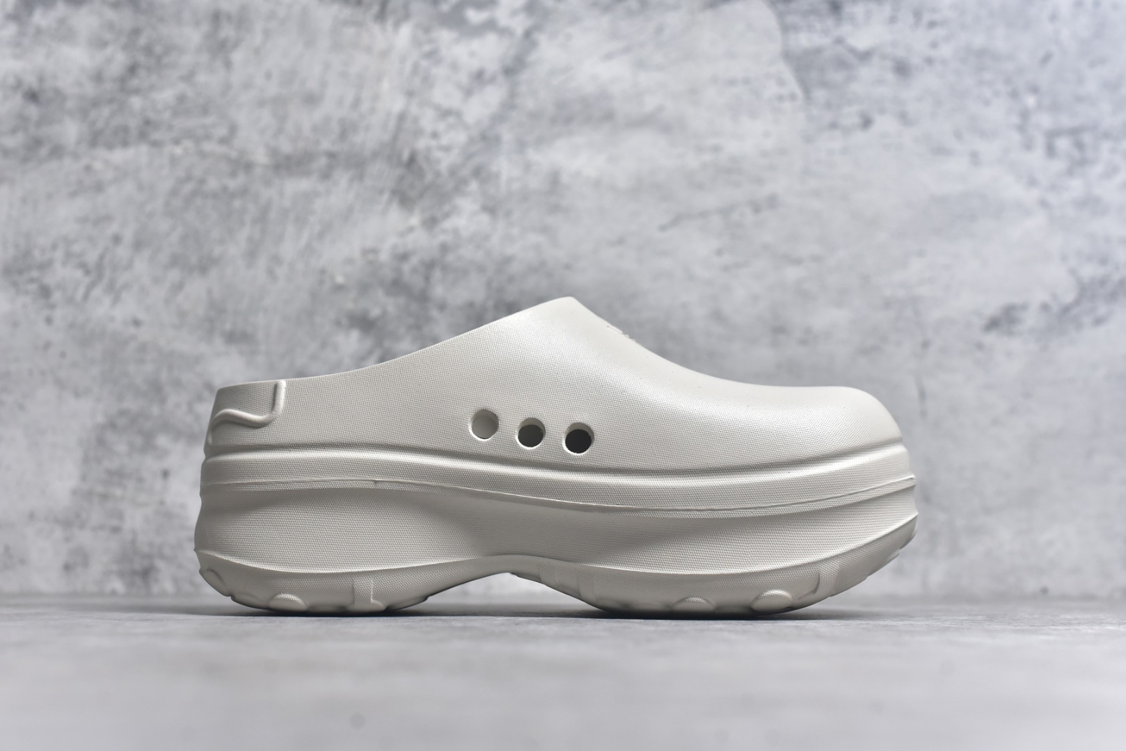 图片[3]-#AD Originals AdiFOM Stan Smith Mule 防滑耐磨轻便运动凉鞋穆勒厨师鞋 米色 IH3361 重金购入原鞋及原档案磨具生产指令开发 鞋头部位凹凸有致 横向大面积波浪纹理 后跟Logo 凹凸明显 轮廓分明 描漆定位精准 公整无偏差不溢出 LOGO内侧钢印清晰工整 原厂磨具全鞋无多余毛边 同源公司EVA粒子环保塑料 原厂指令配方 无任何异味 弹性卡色均保持原鞋一致 匠心打造 鞋口弧度大小 鞋面色泽质感同步原鞋 LOGO内侧钢印清晰工整 中底部分带原厂钢印编号 原厂Ortholite欧斯莱鞋垫 区别掉渣海玻璃鞋垫 吸汗防臭的效果无法相提并论 原厂定制原标 同比ZP 符合人体设计 轻松脚感 一穿即走 这款拖鞋旨在致敬经典的Stan Smith 简约鞋面和后跟细节灵感源于原版 并通过厚实的比例和超光滑的触感 带来现代风格的革新 采用含有甘蔗制成的泡沫材料 心系环保 摆脱绑带或鞋带束缚 易于穿脱 保持舒适 采用天然可再生材料 旨在帮助减少塑料污染 偏小一码 尺码：35-46-选品中心