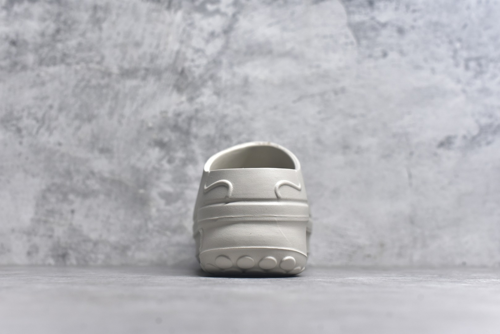 图片[5]-#AD Originals AdiFOM Stan Smith Mule 防滑耐磨轻便运动凉鞋穆勒厨师鞋 米色 IH3361 重金购入原鞋及原档案磨具生产指令开发 鞋头部位凹凸有致 横向大面积波浪纹理 后跟Logo 凹凸明显 轮廓分明 描漆定位精准 公整无偏差不溢出 LOGO内侧钢印清晰工整 原厂磨具全鞋无多余毛边 同源公司EVA粒子环保塑料 原厂指令配方 无任何异味 弹性卡色均保持原鞋一致 匠心打造 鞋口弧度大小 鞋面色泽质感同步原鞋 LOGO内侧钢印清晰工整 中底部分带原厂钢印编号 原厂Ortholite欧斯莱鞋垫 区别掉渣海玻璃鞋垫 吸汗防臭的效果无法相提并论 原厂定制原标 同比ZP 符合人体设计 轻松脚感 一穿即走 这款拖鞋旨在致敬经典的Stan Smith 简约鞋面和后跟细节灵感源于原版 并通过厚实的比例和超光滑的触感 带来现代风格的革新 采用含有甘蔗制成的泡沫材料 心系环保 摆脱绑带或鞋带束缚 易于穿脱 保持舒适 采用天然可再生材料 旨在帮助减少塑料污染 偏小一码 尺码：35-46-选品中心