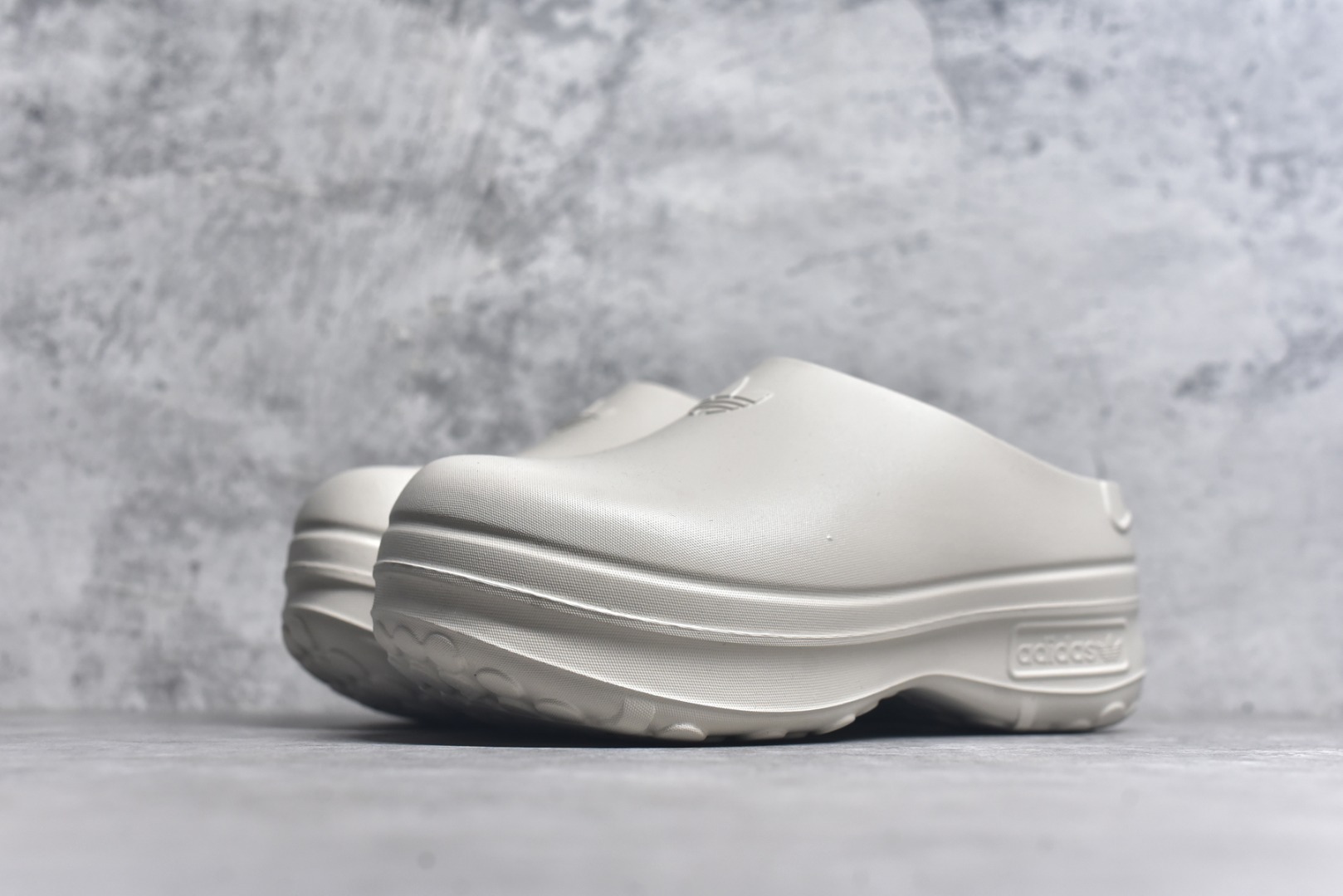 图片[2]-#AD Originals AdiFOM Stan Smith Mule 防滑耐磨轻便运动凉鞋穆勒厨师鞋 米色 IH3361 重金购入原鞋及原档案磨具生产指令开发 鞋头部位凹凸有致 横向大面积波浪纹理 后跟Logo 凹凸明显 轮廓分明 描漆定位精准 公整无偏差不溢出 LOGO内侧钢印清晰工整 原厂磨具全鞋无多余毛边 同源公司EVA粒子环保塑料 原厂指令配方 无任何异味 弹性卡色均保持原鞋一致 匠心打造 鞋口弧度大小 鞋面色泽质感同步原鞋 LOGO内侧钢印清晰工整 中底部分带原厂钢印编号 原厂Ortholite欧斯莱鞋垫 区别掉渣海玻璃鞋垫 吸汗防臭的效果无法相提并论 原厂定制原标 同比ZP 符合人体设计 轻松脚感 一穿即走 这款拖鞋旨在致敬经典的Stan Smith 简约鞋面和后跟细节灵感源于原版 并通过厚实的比例和超光滑的触感 带来现代风格的革新 采用含有甘蔗制成的泡沫材料 心系环保 摆脱绑带或鞋带束缚 易于穿脱 保持舒适 采用天然可再生材料 旨在帮助减少塑料污染 偏小一码 尺码：35-46-选品中心