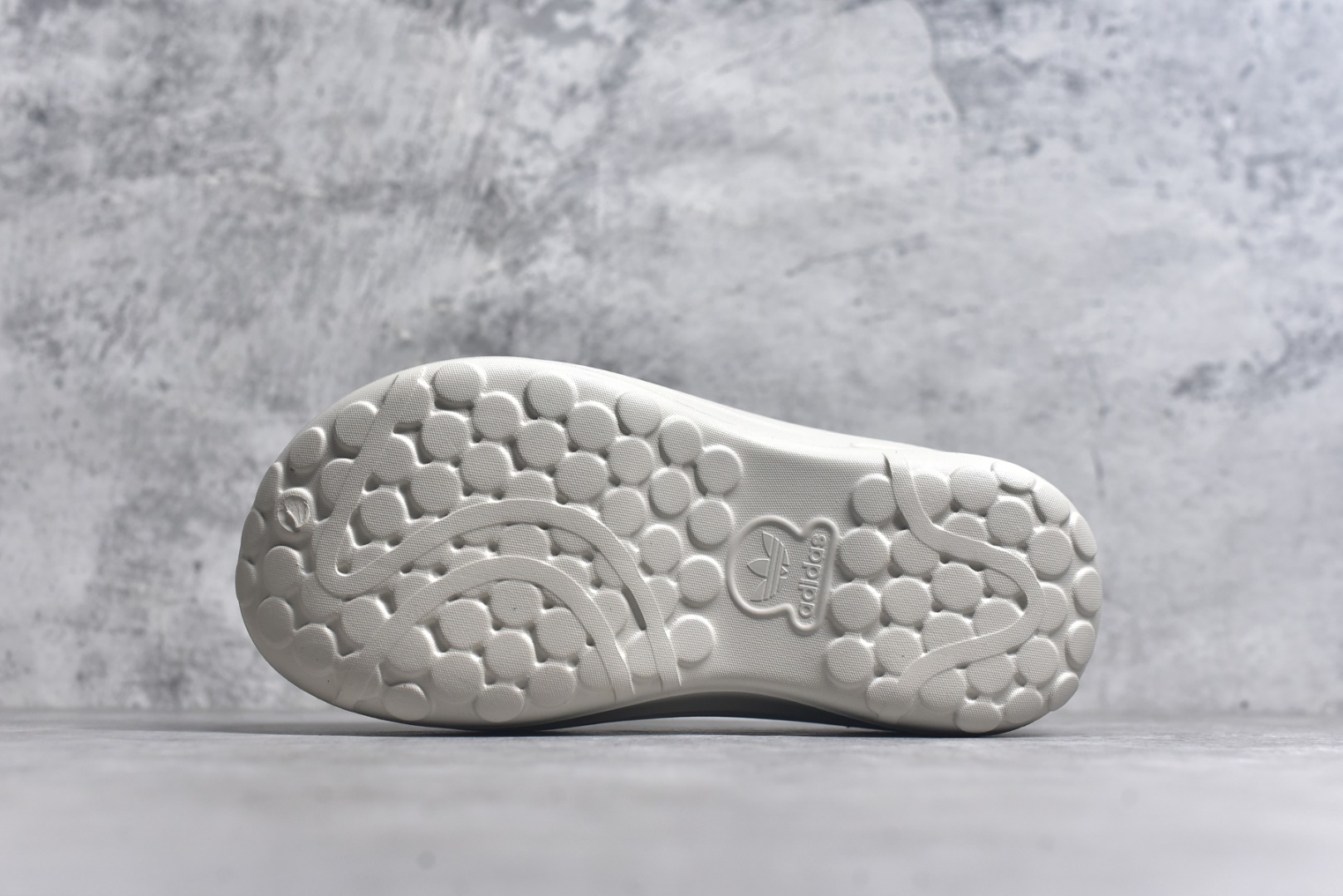 图片[6]-#AD Originals AdiFOM Stan Smith Mule 防滑耐磨轻便运动凉鞋穆勒厨师鞋 米色 IH3361 重金购入原鞋及原档案磨具生产指令开发 鞋头部位凹凸有致 横向大面积波浪纹理 后跟Logo 凹凸明显 轮廓分明 描漆定位精准 公整无偏差不溢出 LOGO内侧钢印清晰工整 原厂磨具全鞋无多余毛边 同源公司EVA粒子环保塑料 原厂指令配方 无任何异味 弹性卡色均保持原鞋一致 匠心打造 鞋口弧度大小 鞋面色泽质感同步原鞋 LOGO内侧钢印清晰工整 中底部分带原厂钢印编号 原厂Ortholite欧斯莱鞋垫 区别掉渣海玻璃鞋垫 吸汗防臭的效果无法相提并论 原厂定制原标 同比ZP 符合人体设计 轻松脚感 一穿即走 这款拖鞋旨在致敬经典的Stan Smith 简约鞋面和后跟细节灵感源于原版 并通过厚实的比例和超光滑的触感 带来现代风格的革新 采用含有甘蔗制成的泡沫材料 心系环保 摆脱绑带或鞋带束缚 易于穿脱 保持舒适 采用天然可再生材料 旨在帮助减少塑料污染 偏小一码 尺码：35-46-选品中心