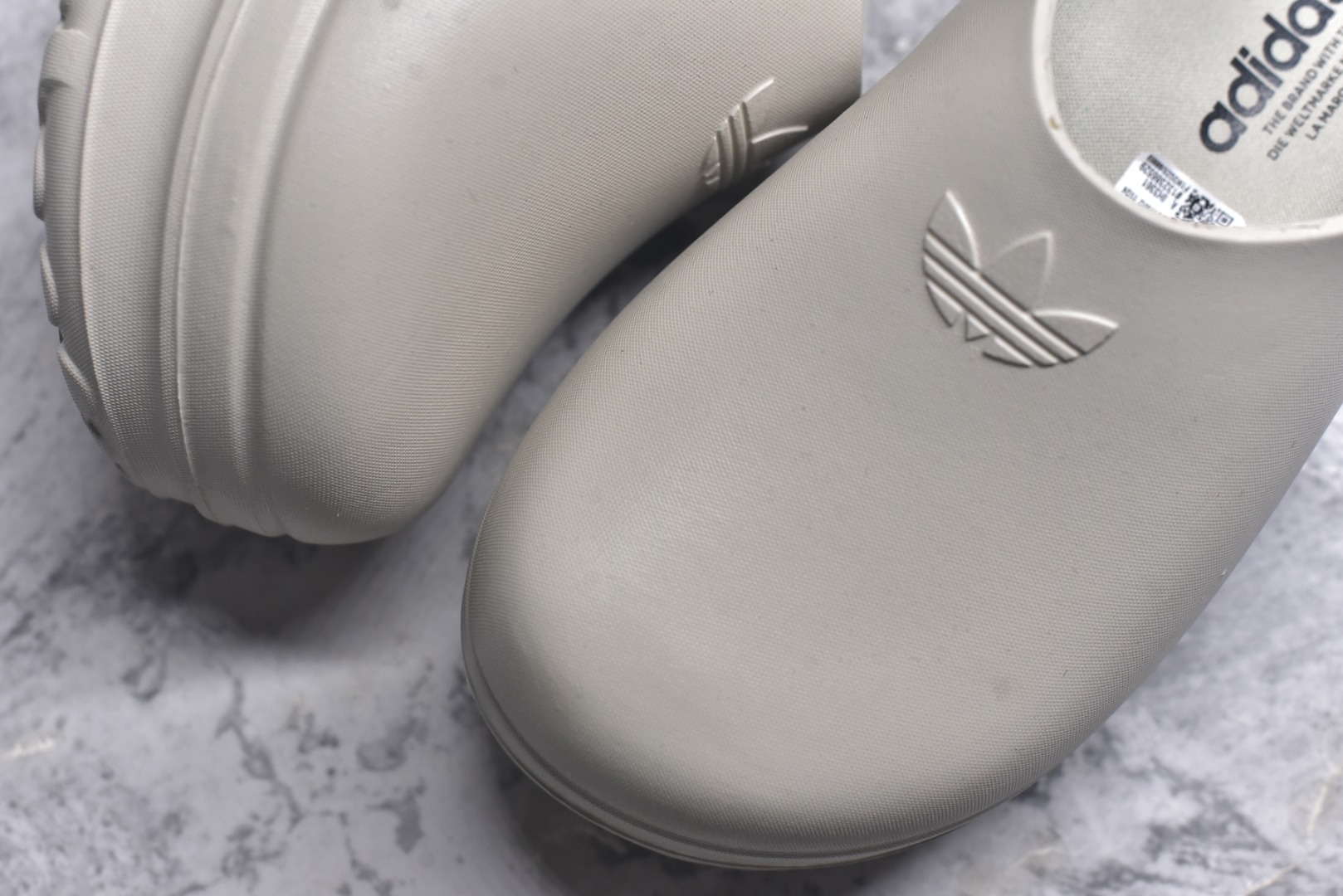 图片[8]-#AD Originals AdiFOM Stan Smith Mule 防滑耐磨轻便运动凉鞋穆勒厨师鞋 米色 IH3361 重金购入原鞋及原档案磨具生产指令开发 鞋头部位凹凸有致 横向大面积波浪纹理 后跟Logo 凹凸明显 轮廓分明 描漆定位精准 公整无偏差不溢出 LOGO内侧钢印清晰工整 原厂磨具全鞋无多余毛边 同源公司EVA粒子环保塑料 原厂指令配方 无任何异味 弹性卡色均保持原鞋一致 匠心打造 鞋口弧度大小 鞋面色泽质感同步原鞋 LOGO内侧钢印清晰工整 中底部分带原厂钢印编号 原厂Ortholite欧斯莱鞋垫 区别掉渣海玻璃鞋垫 吸汗防臭的效果无法相提并论 原厂定制原标 同比ZP 符合人体设计 轻松脚感 一穿即走 这款拖鞋旨在致敬经典的Stan Smith 简约鞋面和后跟细节灵感源于原版 并通过厚实的比例和超光滑的触感 带来现代风格的革新 采用含有甘蔗制成的泡沫材料 心系环保 摆脱绑带或鞋带束缚 易于穿脱 保持舒适 采用天然可再生材料 旨在帮助减少塑料污染 偏小一码 尺码：35-46-选品中心
