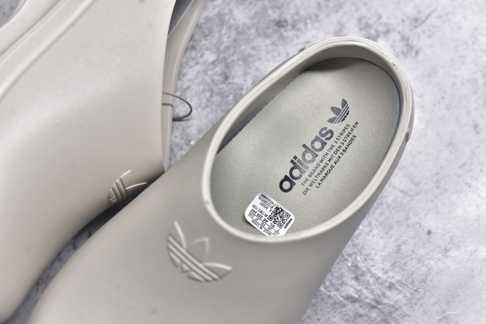 图片[9]-#AD Originals AdiFOM Stan Smith Mule 防滑耐磨轻便运动凉鞋穆勒厨师鞋 米色 IH3361 重金购入原鞋及原档案磨具生产指令开发 鞋头部位凹凸有致 横向大面积波浪纹理 后跟Logo 凹凸明显 轮廓分明 描漆定位精准 公整无偏差不溢出 LOGO内侧钢印清晰工整 原厂磨具全鞋无多余毛边 同源公司EVA粒子环保塑料 原厂指令配方 无任何异味 弹性卡色均保持原鞋一致 匠心打造 鞋口弧度大小 鞋面色泽质感同步原鞋 LOGO内侧钢印清晰工整 中底部分带原厂钢印编号 原厂Ortholite欧斯莱鞋垫 区别掉渣海玻璃鞋垫 吸汗防臭的效果无法相提并论 原厂定制原标 同比ZP 符合人体设计 轻松脚感 一穿即走 这款拖鞋旨在致敬经典的Stan Smith 简约鞋面和后跟细节灵感源于原版 并通过厚实的比例和超光滑的触感 带来现代风格的革新 采用含有甘蔗制成的泡沫材料 心系环保 摆脱绑带或鞋带束缚 易于穿脱 保持舒适 采用天然可再生材料 旨在帮助减少塑料污染 偏小一码 尺码：35-46-选品中心