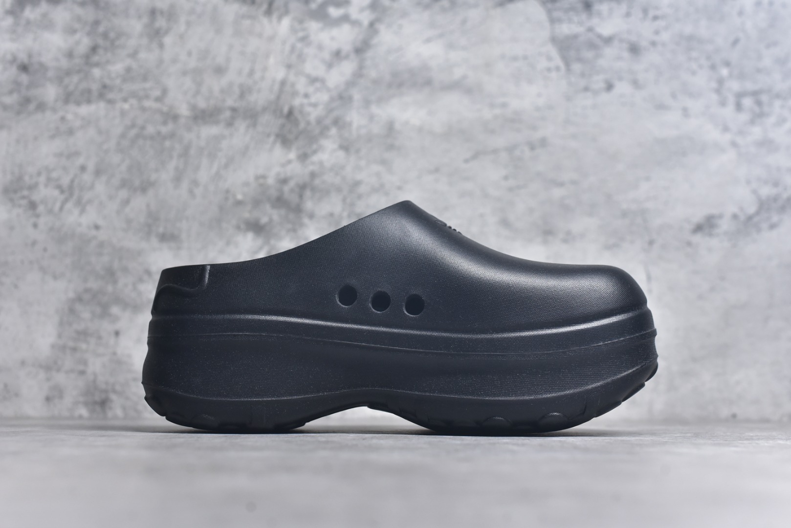 图片[3]-#AD Originals AdiFOM Stan Smith Mule 防滑耐磨轻便运动凉鞋穆勒厨师鞋 黑色 IE4626 重金购入原鞋及原档案磨具生产指令开发 鞋头部位凹凸有致 横向大面积波浪纹理 后跟Logo 凹凸明显 轮廓分明 描漆定位精准 公整无偏差不溢出 LOGO内侧钢印清晰工整 原厂磨具全鞋无多余毛边 同源公司EVA粒子环保塑料 原厂指令配方 无任何异味 弹性卡色均保持原鞋一致 匠心打造 鞋口弧度大小 鞋面色泽质感同步原鞋 LOGO内侧钢印清晰工整 中底部分带原厂钢印编号 原厂Ortholite欧斯莱鞋垫 区别掉渣海玻璃鞋垫 吸汗防臭的效果无法相提并论 原厂定制原标 同比ZP 符合人体设计 轻松脚感 一穿即走 这款拖鞋旨在致敬经典的Stan Smith 简约鞋面和后跟细节灵感源于原版 并通过厚实的比例和超光滑的触感 带来现代风格的革新 采用含有甘蔗制成的泡沫材料 心系环保 摆脱绑带或鞋带束缚 易于穿脱 保持舒适 采用天然可再生材料 旨在帮助减少塑料污染 偏小一码 尺码：35-46-选品中心