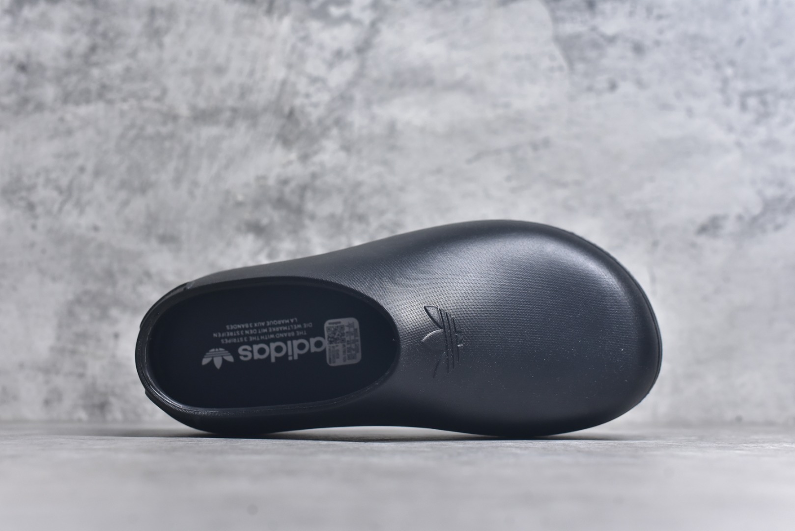 图片[4]-#AD Originals AdiFOM Stan Smith Mule 防滑耐磨轻便运动凉鞋穆勒厨师鞋 黑色 IE4626 重金购入原鞋及原档案磨具生产指令开发 鞋头部位凹凸有致 横向大面积波浪纹理 后跟Logo 凹凸明显 轮廓分明 描漆定位精准 公整无偏差不溢出 LOGO内侧钢印清晰工整 原厂磨具全鞋无多余毛边 同源公司EVA粒子环保塑料 原厂指令配方 无任何异味 弹性卡色均保持原鞋一致 匠心打造 鞋口弧度大小 鞋面色泽质感同步原鞋 LOGO内侧钢印清晰工整 中底部分带原厂钢印编号 原厂Ortholite欧斯莱鞋垫 区别掉渣海玻璃鞋垫 吸汗防臭的效果无法相提并论 原厂定制原标 同比ZP 符合人体设计 轻松脚感 一穿即走 这款拖鞋旨在致敬经典的Stan Smith 简约鞋面和后跟细节灵感源于原版 并通过厚实的比例和超光滑的触感 带来现代风格的革新 采用含有甘蔗制成的泡沫材料 心系环保 摆脱绑带或鞋带束缚 易于穿脱 保持舒适 采用天然可再生材料 旨在帮助减少塑料污染 偏小一码 尺码：35-46-选品中心