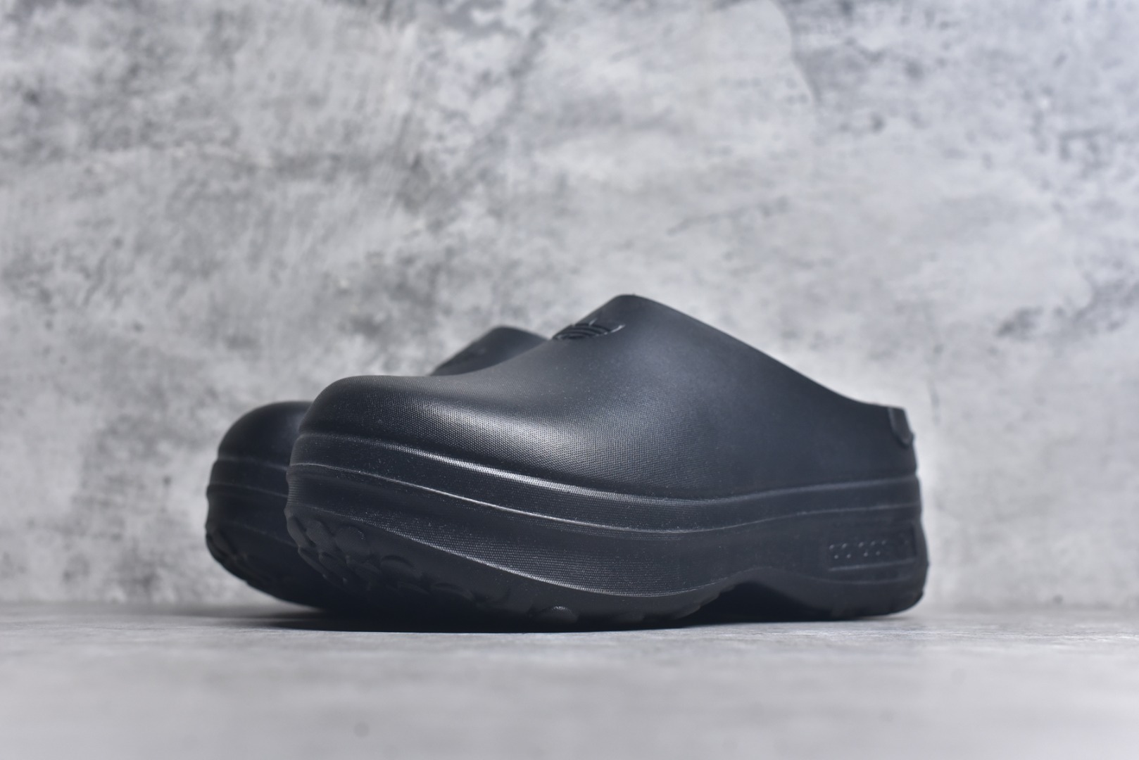 图片[2]-#AD Originals AdiFOM Stan Smith Mule 防滑耐磨轻便运动凉鞋穆勒厨师鞋 黑色 IE4626 重金购入原鞋及原档案磨具生产指令开发 鞋头部位凹凸有致 横向大面积波浪纹理 后跟Logo 凹凸明显 轮廓分明 描漆定位精准 公整无偏差不溢出 LOGO内侧钢印清晰工整 原厂磨具全鞋无多余毛边 同源公司EVA粒子环保塑料 原厂指令配方 无任何异味 弹性卡色均保持原鞋一致 匠心打造 鞋口弧度大小 鞋面色泽质感同步原鞋 LOGO内侧钢印清晰工整 中底部分带原厂钢印编号 原厂Ortholite欧斯莱鞋垫 区别掉渣海玻璃鞋垫 吸汗防臭的效果无法相提并论 原厂定制原标 同比ZP 符合人体设计 轻松脚感 一穿即走 这款拖鞋旨在致敬经典的Stan Smith 简约鞋面和后跟细节灵感源于原版 并通过厚实的比例和超光滑的触感 带来现代风格的革新 采用含有甘蔗制成的泡沫材料 心系环保 摆脱绑带或鞋带束缚 易于穿脱 保持舒适 采用天然可再生材料 旨在帮助减少塑料污染 偏小一码 尺码：35-46-选品中心