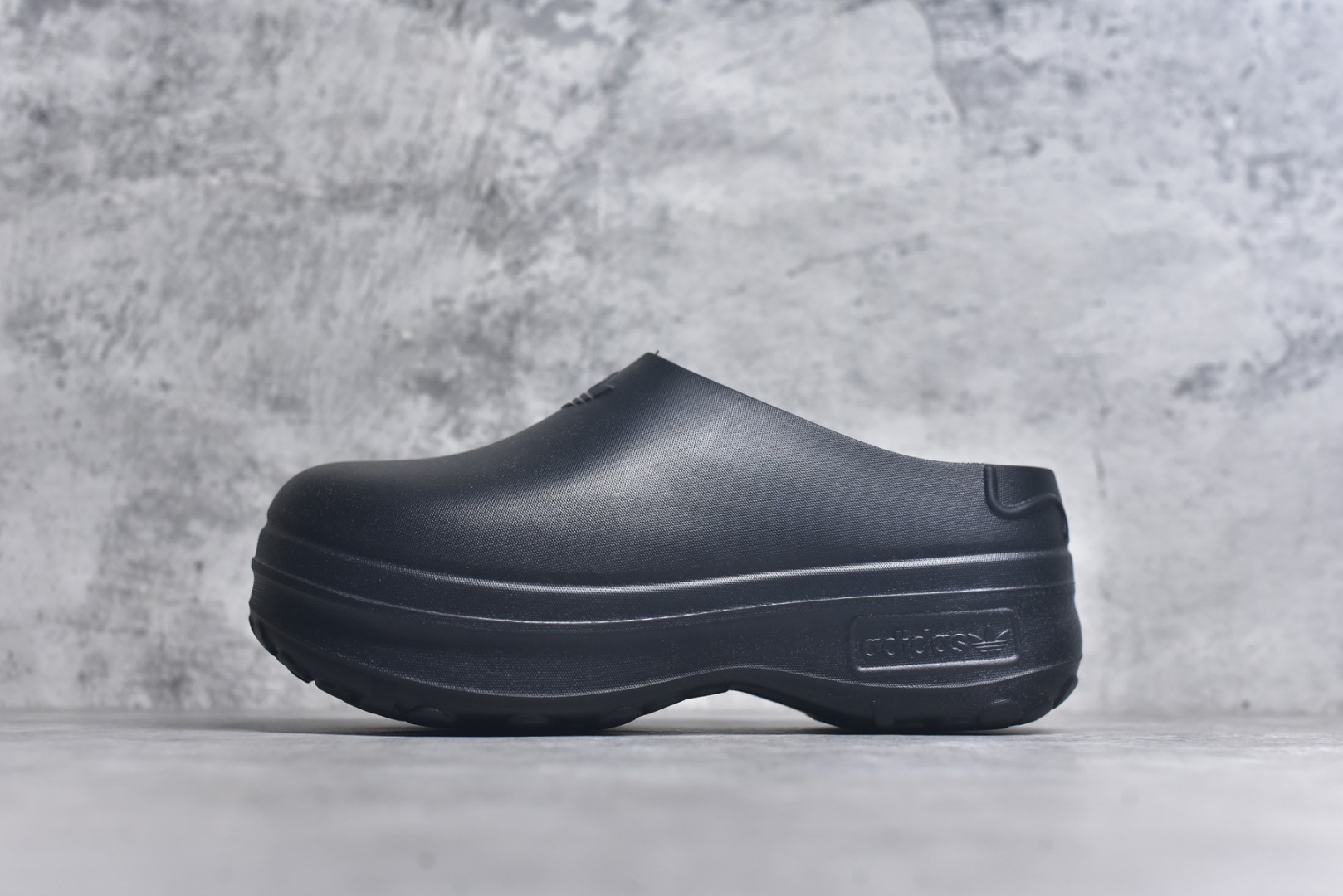 #AD Originals AdiFOM Stan Smith Mule 防滑耐磨轻便运动凉鞋穆勒厨师鞋 黑色 IE4626 重金购入原鞋及原档案磨具生产指令开发 鞋头部位凹凸有致 横向大面积波浪纹理 后跟Logo 凹凸明显 轮廓分明 描漆定位精准 公整无偏差不溢出 LOGO内侧钢印清晰工整 原厂磨具全鞋无多余毛边 同源公司EVA粒子环保塑料 原厂指令配方 无任何异味 弹性卡色均保持原鞋一致 匠心打造 鞋口弧度大小 鞋面色泽质感同步原鞋 LOGO内侧钢印清晰工整 中底部分带原厂钢印编号 原厂Ortholite欧斯莱鞋垫 区别掉渣海玻璃鞋垫 吸汗防臭的效果无法相提并论 原厂定制原标 同比ZP 符合人体设计 轻松脚感 一穿即走 这款拖鞋旨在致敬经典的Stan Smith 简约鞋面和后跟细节灵感源于原版 并通过厚实的比例和超光滑的触感 带来现代风格的革新 采用含有甘蔗制成的泡沫材料 心系环保 摆脱绑带或鞋带束缚 易于穿脱 保持舒适 采用天然可再生材料 旨在帮助减少塑料污染 偏小一码 尺码：35-46-选品中心
