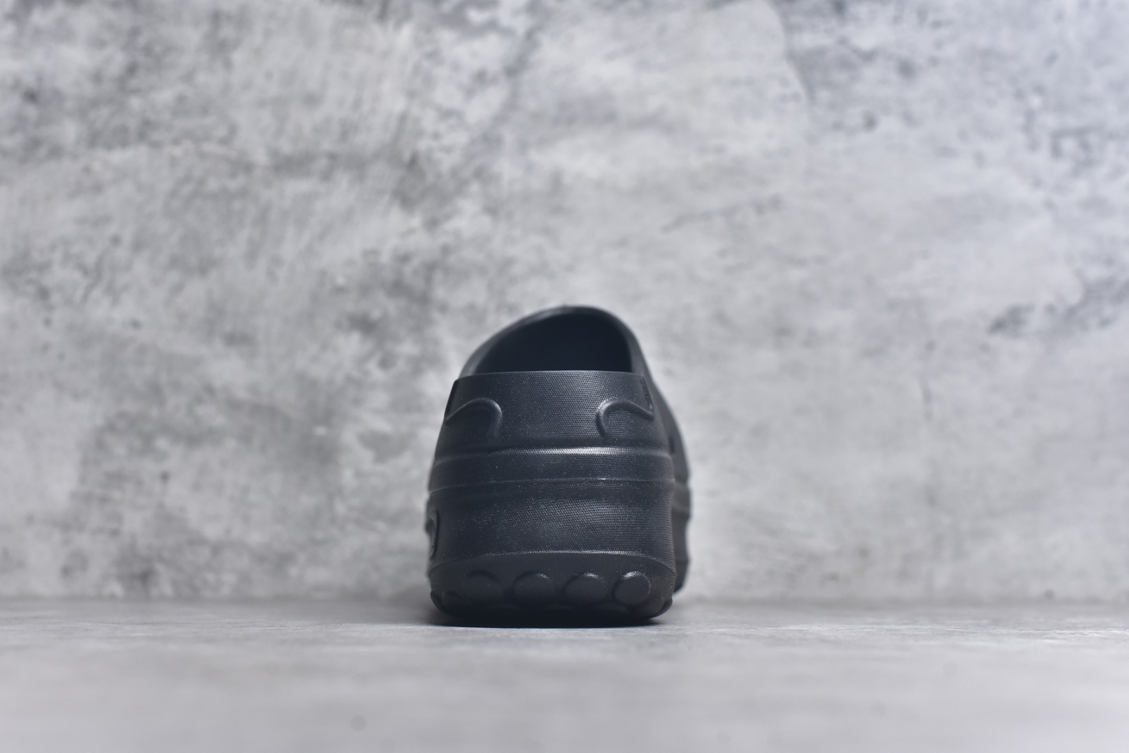 图片[5]-#AD Originals AdiFOM Stan Smith Mule 防滑耐磨轻便运动凉鞋穆勒厨师鞋 黑色 IE4626 重金购入原鞋及原档案磨具生产指令开发 鞋头部位凹凸有致 横向大面积波浪纹理 后跟Logo 凹凸明显 轮廓分明 描漆定位精准 公整无偏差不溢出 LOGO内侧钢印清晰工整 原厂磨具全鞋无多余毛边 同源公司EVA粒子环保塑料 原厂指令配方 无任何异味 弹性卡色均保持原鞋一致 匠心打造 鞋口弧度大小 鞋面色泽质感同步原鞋 LOGO内侧钢印清晰工整 中底部分带原厂钢印编号 原厂Ortholite欧斯莱鞋垫 区别掉渣海玻璃鞋垫 吸汗防臭的效果无法相提并论 原厂定制原标 同比ZP 符合人体设计 轻松脚感 一穿即走 这款拖鞋旨在致敬经典的Stan Smith 简约鞋面和后跟细节灵感源于原版 并通过厚实的比例和超光滑的触感 带来现代风格的革新 采用含有甘蔗制成的泡沫材料 心系环保 摆脱绑带或鞋带束缚 易于穿脱 保持舒适 采用天然可再生材料 旨在帮助减少塑料污染 偏小一码 尺码：35-46-选品中心