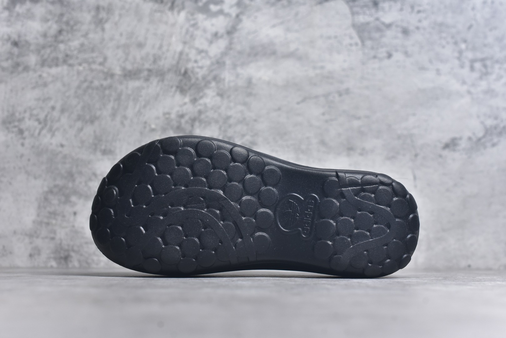 图片[6]-#AD Originals AdiFOM Stan Smith Mule 防滑耐磨轻便运动凉鞋穆勒厨师鞋 黑色 IE4626 重金购入原鞋及原档案磨具生产指令开发 鞋头部位凹凸有致 横向大面积波浪纹理 后跟Logo 凹凸明显 轮廓分明 描漆定位精准 公整无偏差不溢出 LOGO内侧钢印清晰工整 原厂磨具全鞋无多余毛边 同源公司EVA粒子环保塑料 原厂指令配方 无任何异味 弹性卡色均保持原鞋一致 匠心打造 鞋口弧度大小 鞋面色泽质感同步原鞋 LOGO内侧钢印清晰工整 中底部分带原厂钢印编号 原厂Ortholite欧斯莱鞋垫 区别掉渣海玻璃鞋垫 吸汗防臭的效果无法相提并论 原厂定制原标 同比ZP 符合人体设计 轻松脚感 一穿即走 这款拖鞋旨在致敬经典的Stan Smith 简约鞋面和后跟细节灵感源于原版 并通过厚实的比例和超光滑的触感 带来现代风格的革新 采用含有甘蔗制成的泡沫材料 心系环保 摆脱绑带或鞋带束缚 易于穿脱 保持舒适 采用天然可再生材料 旨在帮助减少塑料污染 偏小一码 尺码：35-46-选品中心