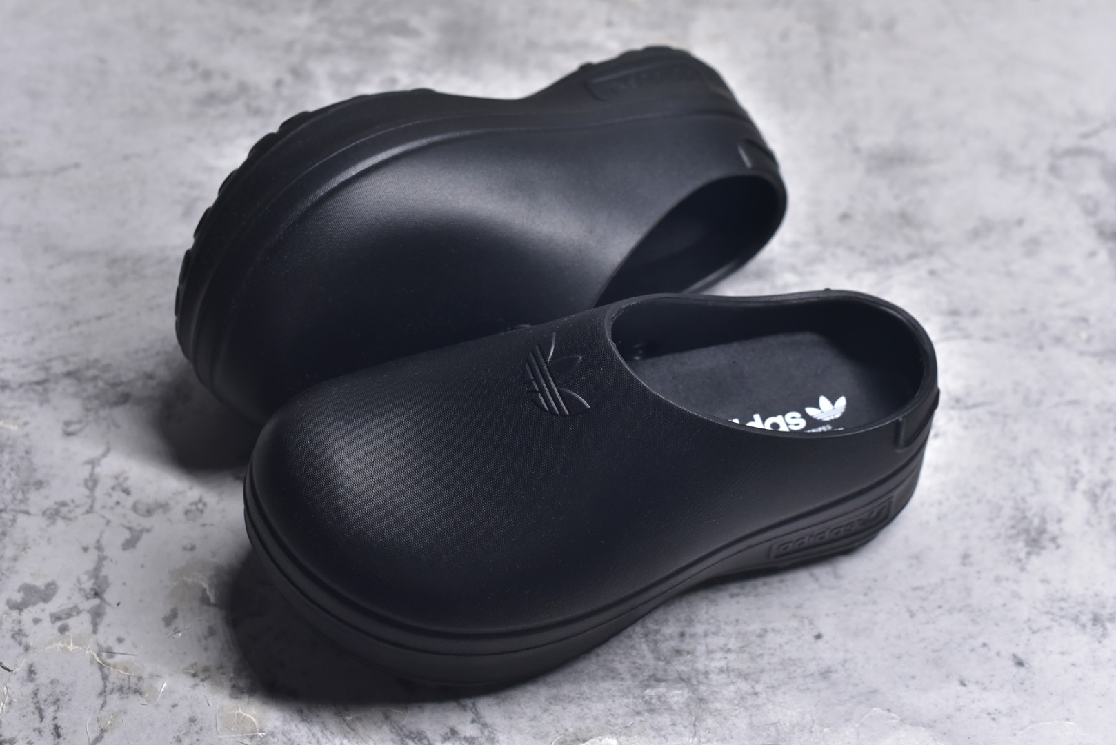 图片[7]-#AD Originals AdiFOM Stan Smith Mule 防滑耐磨轻便运动凉鞋穆勒厨师鞋 黑色 IE4626 重金购入原鞋及原档案磨具生产指令开发 鞋头部位凹凸有致 横向大面积波浪纹理 后跟Logo 凹凸明显 轮廓分明 描漆定位精准 公整无偏差不溢出 LOGO内侧钢印清晰工整 原厂磨具全鞋无多余毛边 同源公司EVA粒子环保塑料 原厂指令配方 无任何异味 弹性卡色均保持原鞋一致 匠心打造 鞋口弧度大小 鞋面色泽质感同步原鞋 LOGO内侧钢印清晰工整 中底部分带原厂钢印编号 原厂Ortholite欧斯莱鞋垫 区别掉渣海玻璃鞋垫 吸汗防臭的效果无法相提并论 原厂定制原标 同比ZP 符合人体设计 轻松脚感 一穿即走 这款拖鞋旨在致敬经典的Stan Smith 简约鞋面和后跟细节灵感源于原版 并通过厚实的比例和超光滑的触感 带来现代风格的革新 采用含有甘蔗制成的泡沫材料 心系环保 摆脱绑带或鞋带束缚 易于穿脱 保持舒适 采用天然可再生材料 旨在帮助减少塑料污染 偏小一码 尺码：35-46-选品中心