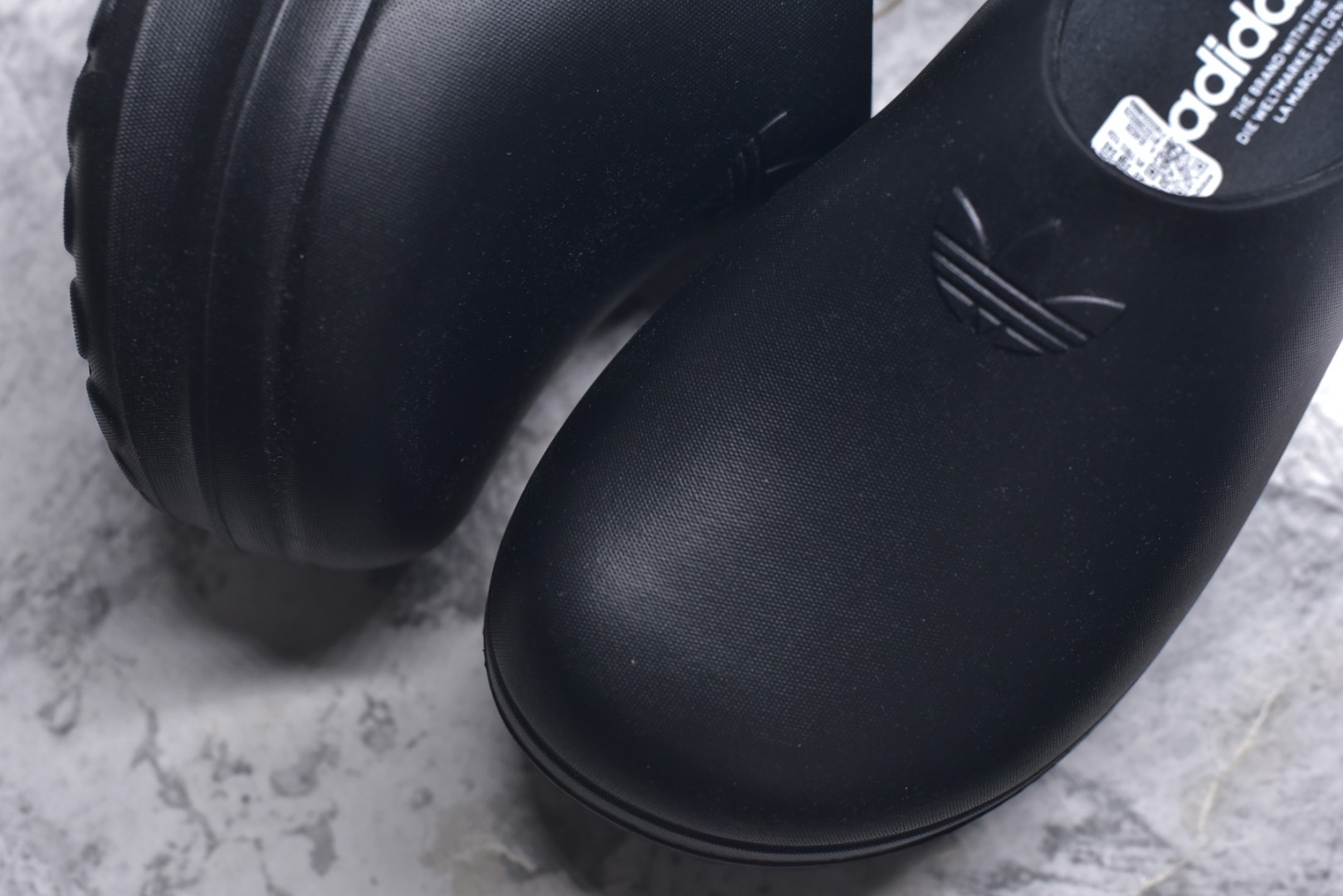 图片[8]-#AD Originals AdiFOM Stan Smith Mule 防滑耐磨轻便运动凉鞋穆勒厨师鞋 黑色 IE4626 重金购入原鞋及原档案磨具生产指令开发 鞋头部位凹凸有致 横向大面积波浪纹理 后跟Logo 凹凸明显 轮廓分明 描漆定位精准 公整无偏差不溢出 LOGO内侧钢印清晰工整 原厂磨具全鞋无多余毛边 同源公司EVA粒子环保塑料 原厂指令配方 无任何异味 弹性卡色均保持原鞋一致 匠心打造 鞋口弧度大小 鞋面色泽质感同步原鞋 LOGO内侧钢印清晰工整 中底部分带原厂钢印编号 原厂Ortholite欧斯莱鞋垫 区别掉渣海玻璃鞋垫 吸汗防臭的效果无法相提并论 原厂定制原标 同比ZP 符合人体设计 轻松脚感 一穿即走 这款拖鞋旨在致敬经典的Stan Smith 简约鞋面和后跟细节灵感源于原版 并通过厚实的比例和超光滑的触感 带来现代风格的革新 采用含有甘蔗制成的泡沫材料 心系环保 摆脱绑带或鞋带束缚 易于穿脱 保持舒适 采用天然可再生材料 旨在帮助减少塑料污染 偏小一码 尺码：35-46-选品中心