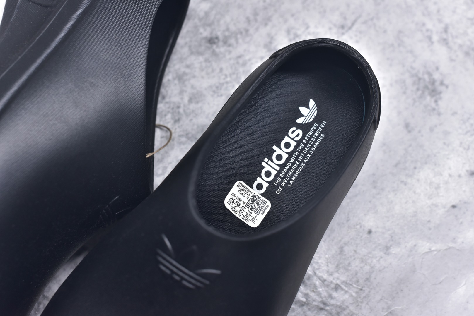图片[9]-#AD Originals AdiFOM Stan Smith Mule 防滑耐磨轻便运动凉鞋穆勒厨师鞋 黑色 IE4626 重金购入原鞋及原档案磨具生产指令开发 鞋头部位凹凸有致 横向大面积波浪纹理 后跟Logo 凹凸明显 轮廓分明 描漆定位精准 公整无偏差不溢出 LOGO内侧钢印清晰工整 原厂磨具全鞋无多余毛边 同源公司EVA粒子环保塑料 原厂指令配方 无任何异味 弹性卡色均保持原鞋一致 匠心打造 鞋口弧度大小 鞋面色泽质感同步原鞋 LOGO内侧钢印清晰工整 中底部分带原厂钢印编号 原厂Ortholite欧斯莱鞋垫 区别掉渣海玻璃鞋垫 吸汗防臭的效果无法相提并论 原厂定制原标 同比ZP 符合人体设计 轻松脚感 一穿即走 这款拖鞋旨在致敬经典的Stan Smith 简约鞋面和后跟细节灵感源于原版 并通过厚实的比例和超光滑的触感 带来现代风格的革新 采用含有甘蔗制成的泡沫材料 心系环保 摆脱绑带或鞋带束缚 易于穿脱 保持舒适 采用天然可再生材料 旨在帮助减少塑料污染 偏小一码 尺码：35-46-选品中心