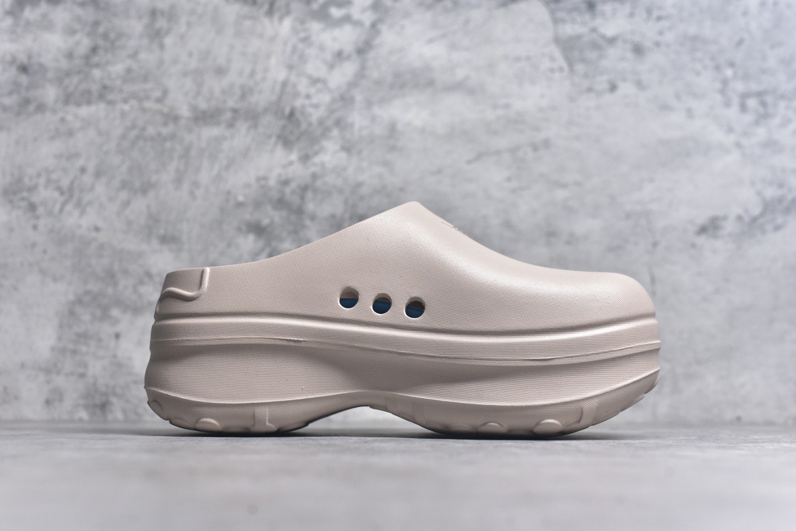 图片[3]-#AD Originals AdiFOM Stan Smith Mule 防滑耐磨轻便运动凉鞋穆勒厨师鞋 沙褐色 IE7052 重金购入原鞋及原档案磨具生产指令开发 鞋头部位凹凸有致 横向大面积波浪纹理 后跟Logo 凹凸明显 轮廓分明 描漆定位精准 公整无偏差不溢出 LOGO内侧钢印清晰工整 原厂磨具全鞋无多余毛边 同源公司EVA粒子环保塑料 原厂指令配方 无任何异味 弹性卡色均保持原鞋一致 匠心打造 鞋口弧度大小 鞋面色泽质感同步原鞋 LOGO内侧钢印清晰工整 中底部分带原厂钢印编号 原厂Ortholite欧斯莱鞋垫 区别掉渣海玻璃鞋垫 吸汗防臭的效果无法相提并论 原厂定制原标 同比ZP 符合人体设计 轻松脚感 一穿即走 这款拖鞋旨在致敬经典的Stan Smith 简约鞋面和后跟细节灵感源于原版 并通过厚实的比例和超光滑的触感 带来现代风格的革新 采用含有甘蔗制成的泡沫材料 心系环保 摆脱绑带或鞋带束缚 易于穿脱 保持舒适 采用天然可再生材料 旨在帮助减少塑料污染 偏小一码 尺码：35-46-选品中心