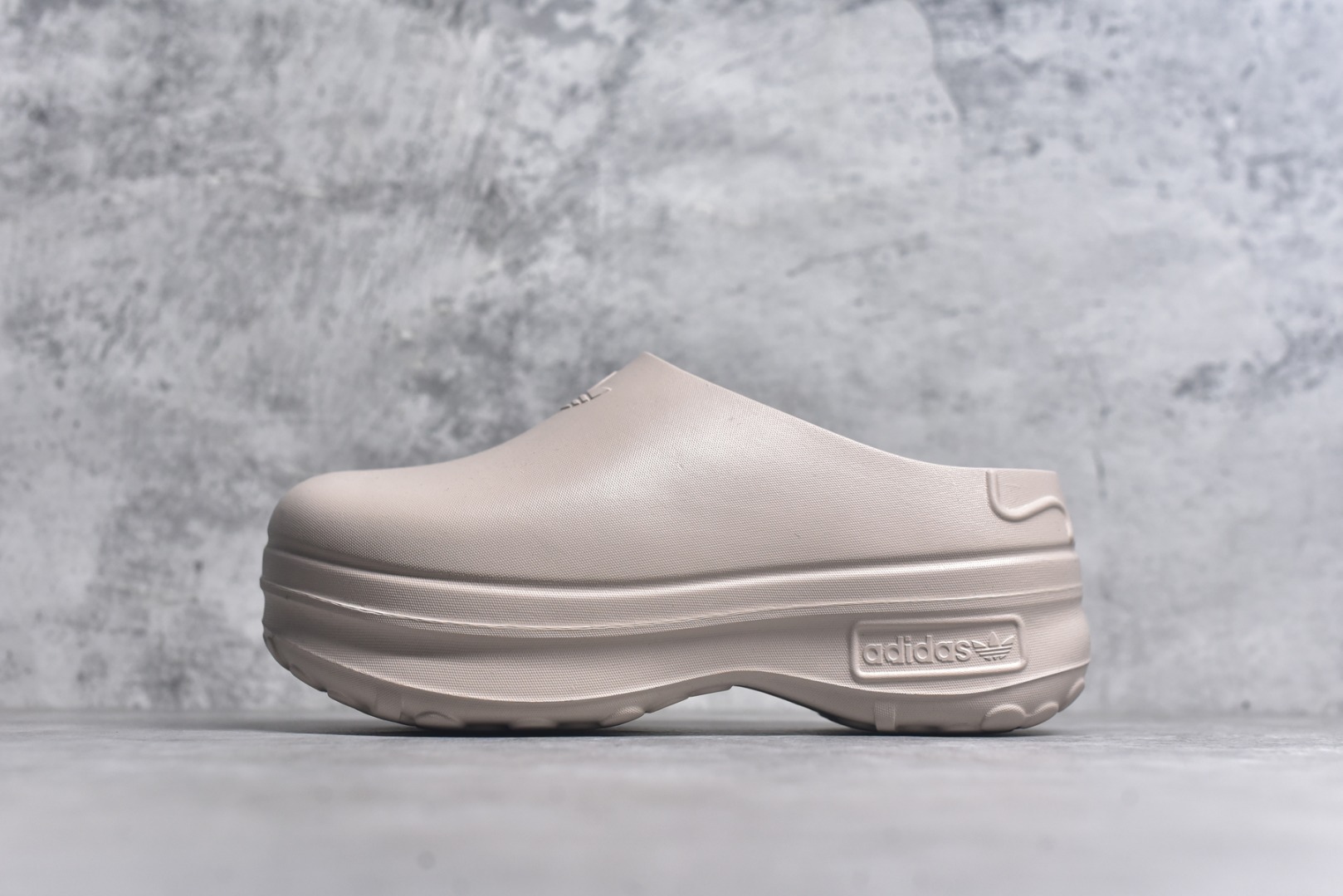 #AD Originals AdiFOM Stan Smith Mule 防滑耐磨轻便运动凉鞋穆勒厨师鞋 沙褐色 IE7052 重金购入原鞋及原档案磨具生产指令开发 鞋头部位凹凸有致 横向大面积波浪纹理 后跟Logo 凹凸明显 轮廓分明 描漆定位精准 公整无偏差不溢出 LOGO内侧钢印清晰工整 原厂磨具全鞋无多余毛边 同源公司EVA粒子环保塑料 原厂指令配方 无任何异味 弹性卡色均保持原鞋一致 匠心打造 鞋口弧度大小 鞋面色泽质感同步原鞋 LOGO内侧钢印清晰工整 中底部分带原厂钢印编号 原厂Ortholite欧斯莱鞋垫 区别掉渣海玻璃鞋垫 吸汗防臭的效果无法相提并论 原厂定制原标 同比ZP 符合人体设计 轻松脚感 一穿即走 这款拖鞋旨在致敬经典的Stan Smith 简约鞋面和后跟细节灵感源于原版 并通过厚实的比例和超光滑的触感 带来现代风格的革新 采用含有甘蔗制成的泡沫材料 心系环保 摆脱绑带或鞋带束缚 易于穿脱 保持舒适 采用天然可再生材料 旨在帮助减少塑料污染 偏小一码 尺码：35-46-选品中心