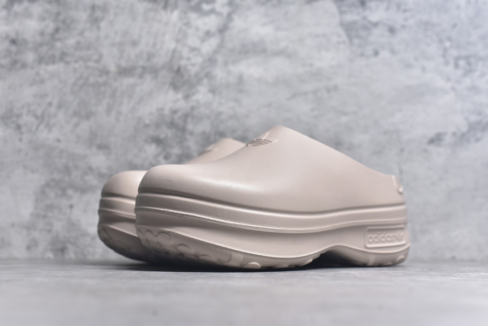 图片[2]-#AD Originals AdiFOM Stan Smith Mule 防滑耐磨轻便运动凉鞋穆勒厨师鞋 沙褐色 IE7052 重金购入原鞋及原档案磨具生产指令开发 鞋头部位凹凸有致 横向大面积波浪纹理 后跟Logo 凹凸明显 轮廓分明 描漆定位精准 公整无偏差不溢出 LOGO内侧钢印清晰工整 原厂磨具全鞋无多余毛边 同源公司EVA粒子环保塑料 原厂指令配方 无任何异味 弹性卡色均保持原鞋一致 匠心打造 鞋口弧度大小 鞋面色泽质感同步原鞋 LOGO内侧钢印清晰工整 中底部分带原厂钢印编号 原厂Ortholite欧斯莱鞋垫 区别掉渣海玻璃鞋垫 吸汗防臭的效果无法相提并论 原厂定制原标 同比ZP 符合人体设计 轻松脚感 一穿即走 这款拖鞋旨在致敬经典的Stan Smith 简约鞋面和后跟细节灵感源于原版 并通过厚实的比例和超光滑的触感 带来现代风格的革新 采用含有甘蔗制成的泡沫材料 心系环保 摆脱绑带或鞋带束缚 易于穿脱 保持舒适 采用天然可再生材料 旨在帮助减少塑料污染 偏小一码 尺码：35-46-选品中心