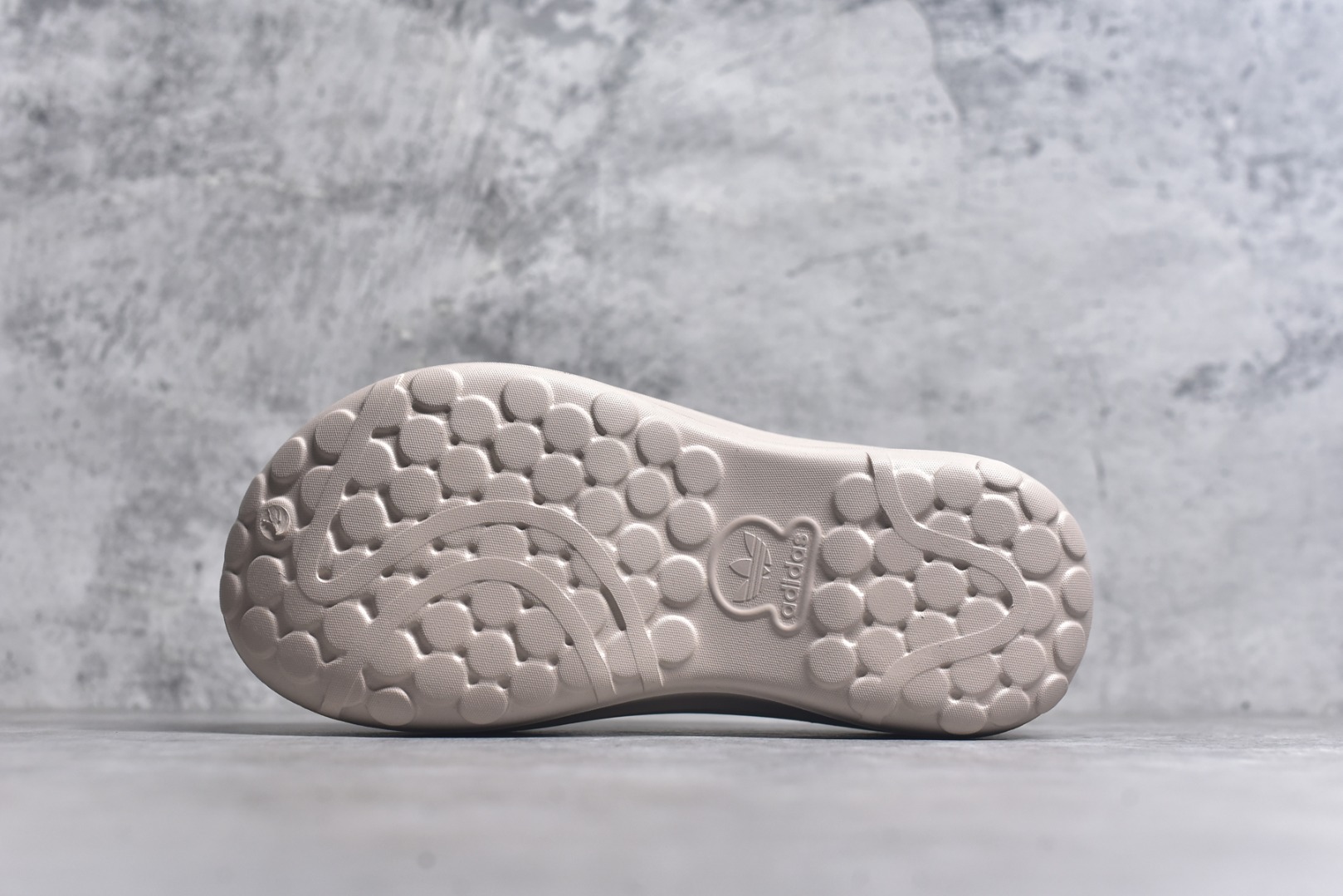 图片[6]-#AD Originals AdiFOM Stan Smith Mule 防滑耐磨轻便运动凉鞋穆勒厨师鞋 沙褐色 IE7052 重金购入原鞋及原档案磨具生产指令开发 鞋头部位凹凸有致 横向大面积波浪纹理 后跟Logo 凹凸明显 轮廓分明 描漆定位精准 公整无偏差不溢出 LOGO内侧钢印清晰工整 原厂磨具全鞋无多余毛边 同源公司EVA粒子环保塑料 原厂指令配方 无任何异味 弹性卡色均保持原鞋一致 匠心打造 鞋口弧度大小 鞋面色泽质感同步原鞋 LOGO内侧钢印清晰工整 中底部分带原厂钢印编号 原厂Ortholite欧斯莱鞋垫 区别掉渣海玻璃鞋垫 吸汗防臭的效果无法相提并论 原厂定制原标 同比ZP 符合人体设计 轻松脚感 一穿即走 这款拖鞋旨在致敬经典的Stan Smith 简约鞋面和后跟细节灵感源于原版 并通过厚实的比例和超光滑的触感 带来现代风格的革新 采用含有甘蔗制成的泡沫材料 心系环保 摆脱绑带或鞋带束缚 易于穿脱 保持舒适 采用天然可再生材料 旨在帮助减少塑料污染 偏小一码 尺码：35-46-选品中心