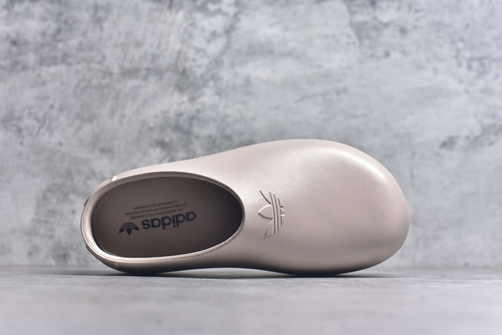 图片[4]-#AD Originals AdiFOM Stan Smith Mule 防滑耐磨轻便运动凉鞋穆勒厨师鞋 沙褐色 IE7052 重金购入原鞋及原档案磨具生产指令开发 鞋头部位凹凸有致 横向大面积波浪纹理 后跟Logo 凹凸明显 轮廓分明 描漆定位精准 公整无偏差不溢出 LOGO内侧钢印清晰工整 原厂磨具全鞋无多余毛边 同源公司EVA粒子环保塑料 原厂指令配方 无任何异味 弹性卡色均保持原鞋一致 匠心打造 鞋口弧度大小 鞋面色泽质感同步原鞋 LOGO内侧钢印清晰工整 中底部分带原厂钢印编号 原厂Ortholite欧斯莱鞋垫 区别掉渣海玻璃鞋垫 吸汗防臭的效果无法相提并论 原厂定制原标 同比ZP 符合人体设计 轻松脚感 一穿即走 这款拖鞋旨在致敬经典的Stan Smith 简约鞋面和后跟细节灵感源于原版 并通过厚实的比例和超光滑的触感 带来现代风格的革新 采用含有甘蔗制成的泡沫材料 心系环保 摆脱绑带或鞋带束缚 易于穿脱 保持舒适 采用天然可再生材料 旨在帮助减少塑料污染 偏小一码 尺码：35-46-选品中心