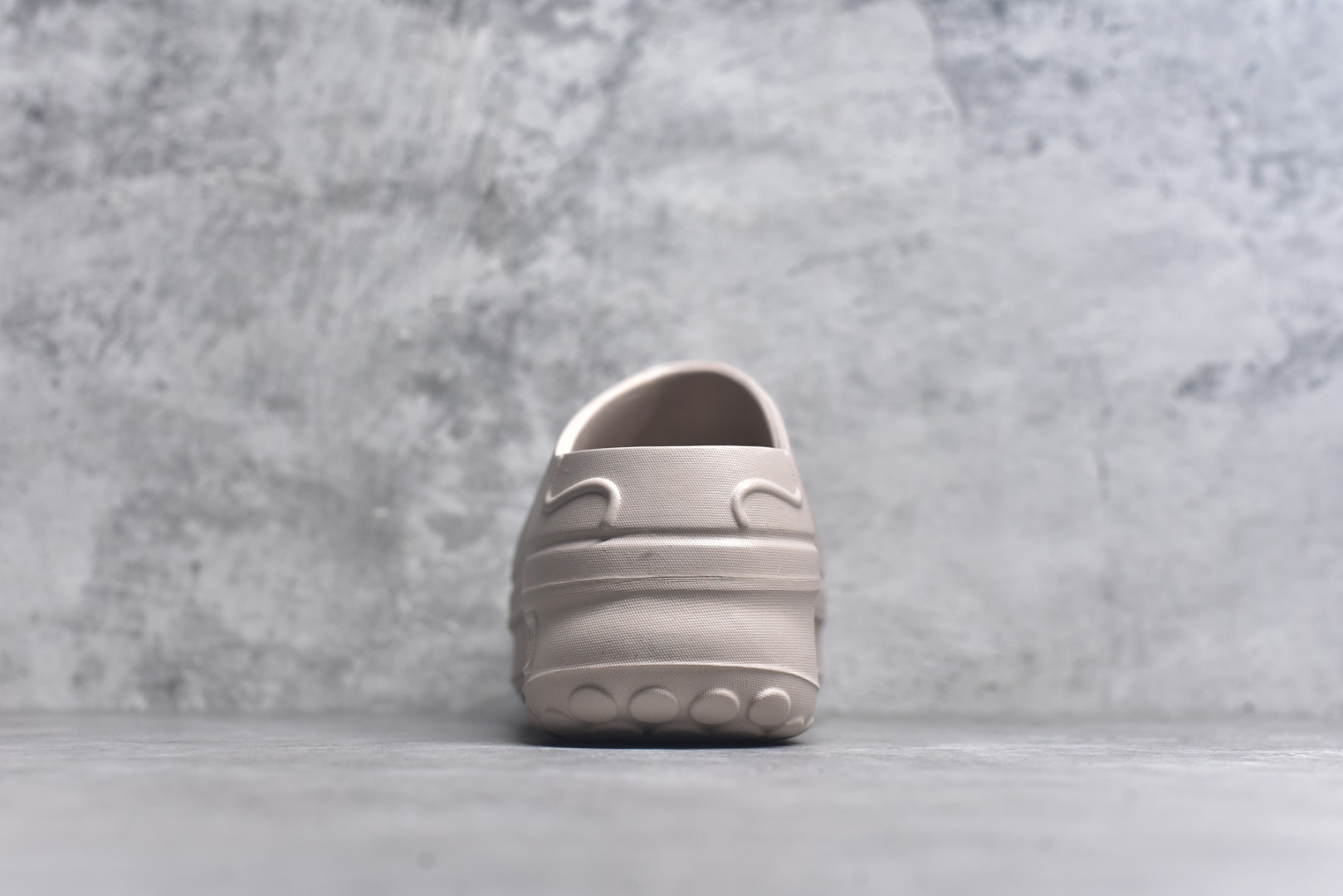 图片[5]-#AD Originals AdiFOM Stan Smith Mule 防滑耐磨轻便运动凉鞋穆勒厨师鞋 沙褐色 IE7052 重金购入原鞋及原档案磨具生产指令开发 鞋头部位凹凸有致 横向大面积波浪纹理 后跟Logo 凹凸明显 轮廓分明 描漆定位精准 公整无偏差不溢出 LOGO内侧钢印清晰工整 原厂磨具全鞋无多余毛边 同源公司EVA粒子环保塑料 原厂指令配方 无任何异味 弹性卡色均保持原鞋一致 匠心打造 鞋口弧度大小 鞋面色泽质感同步原鞋 LOGO内侧钢印清晰工整 中底部分带原厂钢印编号 原厂Ortholite欧斯莱鞋垫 区别掉渣海玻璃鞋垫 吸汗防臭的效果无法相提并论 原厂定制原标 同比ZP 符合人体设计 轻松脚感 一穿即走 这款拖鞋旨在致敬经典的Stan Smith 简约鞋面和后跟细节灵感源于原版 并通过厚实的比例和超光滑的触感 带来现代风格的革新 采用含有甘蔗制成的泡沫材料 心系环保 摆脱绑带或鞋带束缚 易于穿脱 保持舒适 采用天然可再生材料 旨在帮助减少塑料污染 偏小一码 尺码：35-46-选品中心