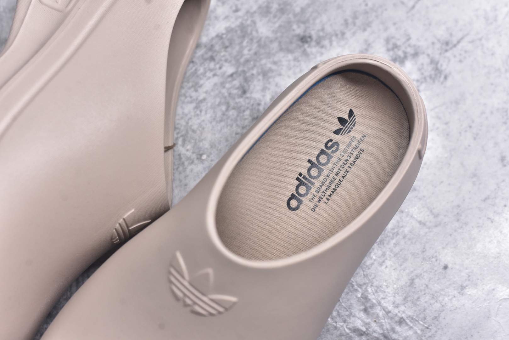 图片[9]-#AD Originals AdiFOM Stan Smith Mule 防滑耐磨轻便运动凉鞋穆勒厨师鞋 沙褐色 IE7052 重金购入原鞋及原档案磨具生产指令开发 鞋头部位凹凸有致 横向大面积波浪纹理 后跟Logo 凹凸明显 轮廓分明 描漆定位精准 公整无偏差不溢出 LOGO内侧钢印清晰工整 原厂磨具全鞋无多余毛边 同源公司EVA粒子环保塑料 原厂指令配方 无任何异味 弹性卡色均保持原鞋一致 匠心打造 鞋口弧度大小 鞋面色泽质感同步原鞋 LOGO内侧钢印清晰工整 中底部分带原厂钢印编号 原厂Ortholite欧斯莱鞋垫 区别掉渣海玻璃鞋垫 吸汗防臭的效果无法相提并论 原厂定制原标 同比ZP 符合人体设计 轻松脚感 一穿即走 这款拖鞋旨在致敬经典的Stan Smith 简约鞋面和后跟细节灵感源于原版 并通过厚实的比例和超光滑的触感 带来现代风格的革新 采用含有甘蔗制成的泡沫材料 心系环保 摆脱绑带或鞋带束缚 易于穿脱 保持舒适 采用天然可再生材料 旨在帮助减少塑料污染 偏小一码 尺码：35-46-选品中心