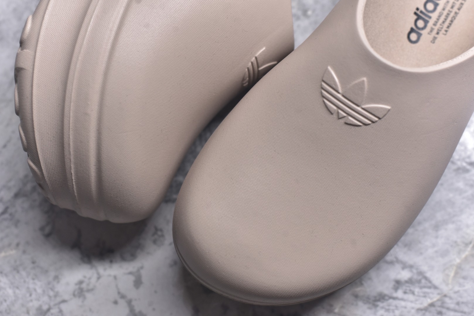 图片[8]-#AD Originals AdiFOM Stan Smith Mule 防滑耐磨轻便运动凉鞋穆勒厨师鞋 沙褐色 IE7052 重金购入原鞋及原档案磨具生产指令开发 鞋头部位凹凸有致 横向大面积波浪纹理 后跟Logo 凹凸明显 轮廓分明 描漆定位精准 公整无偏差不溢出 LOGO内侧钢印清晰工整 原厂磨具全鞋无多余毛边 同源公司EVA粒子环保塑料 原厂指令配方 无任何异味 弹性卡色均保持原鞋一致 匠心打造 鞋口弧度大小 鞋面色泽质感同步原鞋 LOGO内侧钢印清晰工整 中底部分带原厂钢印编号 原厂Ortholite欧斯莱鞋垫 区别掉渣海玻璃鞋垫 吸汗防臭的效果无法相提并论 原厂定制原标 同比ZP 符合人体设计 轻松脚感 一穿即走 这款拖鞋旨在致敬经典的Stan Smith 简约鞋面和后跟细节灵感源于原版 并通过厚实的比例和超光滑的触感 带来现代风格的革新 采用含有甘蔗制成的泡沫材料 心系环保 摆脱绑带或鞋带束缚 易于穿脱 保持舒适 采用天然可再生材料 旨在帮助减少塑料污染 偏小一码 尺码：35-46-选品中心