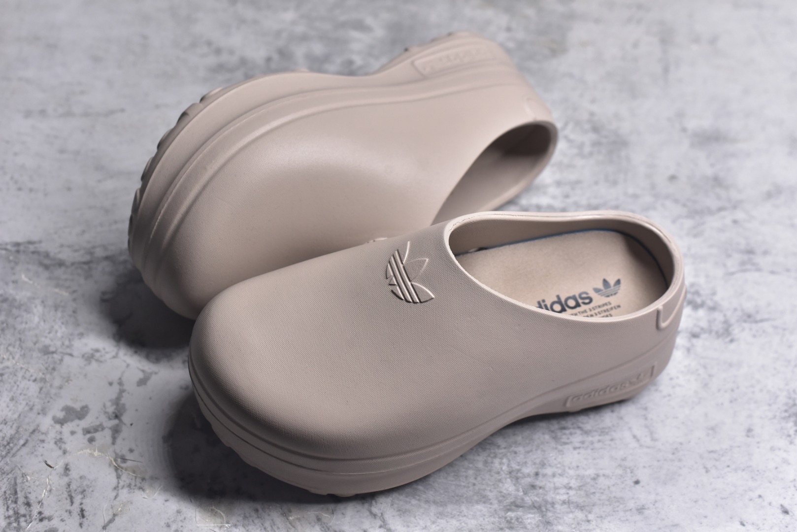 图片[7]-#AD Originals AdiFOM Stan Smith Mule 防滑耐磨轻便运动凉鞋穆勒厨师鞋 沙褐色 IE7052 重金购入原鞋及原档案磨具生产指令开发 鞋头部位凹凸有致 横向大面积波浪纹理 后跟Logo 凹凸明显 轮廓分明 描漆定位精准 公整无偏差不溢出 LOGO内侧钢印清晰工整 原厂磨具全鞋无多余毛边 同源公司EVA粒子环保塑料 原厂指令配方 无任何异味 弹性卡色均保持原鞋一致 匠心打造 鞋口弧度大小 鞋面色泽质感同步原鞋 LOGO内侧钢印清晰工整 中底部分带原厂钢印编号 原厂Ortholite欧斯莱鞋垫 区别掉渣海玻璃鞋垫 吸汗防臭的效果无法相提并论 原厂定制原标 同比ZP 符合人体设计 轻松脚感 一穿即走 这款拖鞋旨在致敬经典的Stan Smith 简约鞋面和后跟细节灵感源于原版 并通过厚实的比例和超光滑的触感 带来现代风格的革新 采用含有甘蔗制成的泡沫材料 心系环保 摆脱绑带或鞋带束缚 易于穿脱 保持舒适 采用天然可再生材料 旨在帮助减少塑料污染 偏小一码 尺码：35-46-选品中心