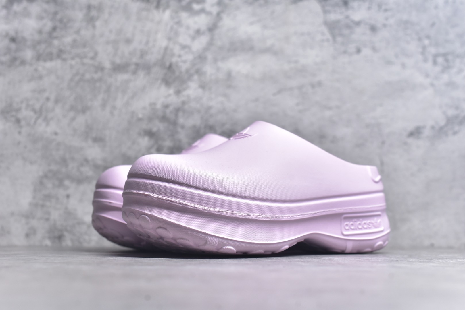 图片[2]-#AD Originals AdiFOM Stan Smith Mule 防滑耐磨轻便运动凉鞋穆勒厨师鞋 樱花粉 IE0480 重金购入原鞋及原档案磨具生产指令开发 鞋头部位凹凸有致 横向大面积波浪纹理 后跟Logo 凹凸明显 轮廓分明 描漆定位精准 公整无偏差不溢出 LOGO内侧钢印清晰工整 原厂磨具全鞋无多余毛边 同源公司EVA粒子环保塑料 原厂指令配方 无任何异味 弹性卡色均保持原鞋一致 匠心打造 鞋口弧度大小 鞋面色泽质感同步原鞋 LOGO内侧钢印清晰工整 中底部分带原厂钢印编号 原厂Ortholite欧斯莱鞋垫 区别掉渣海玻璃鞋垫 吸汗防臭的效果无法相提并论 原厂定制原标 同比ZP 符合人体设计 轻松脚感 一穿即走 这款拖鞋旨在致敬经典的Stan Smith 简约鞋面和后跟细节灵感源于原版 并通过厚实的比例和超光滑的触感 带来现代风格的革新 采用含有甘蔗制成的泡沫材料 心系环保 摆脱绑带或鞋带束缚 易于穿脱 保持舒适 采用天然可再生材料 旨在帮助减少塑料污染 偏小一码 尺码：35-46-选品中心