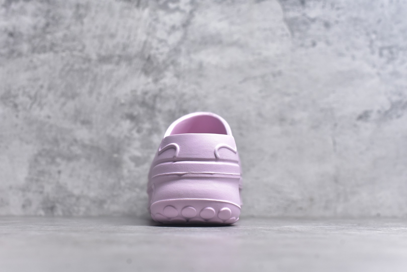 图片[5]-#AD Originals AdiFOM Stan Smith Mule 防滑耐磨轻便运动凉鞋穆勒厨师鞋 樱花粉 IE0480 重金购入原鞋及原档案磨具生产指令开发 鞋头部位凹凸有致 横向大面积波浪纹理 后跟Logo 凹凸明显 轮廓分明 描漆定位精准 公整无偏差不溢出 LOGO内侧钢印清晰工整 原厂磨具全鞋无多余毛边 同源公司EVA粒子环保塑料 原厂指令配方 无任何异味 弹性卡色均保持原鞋一致 匠心打造 鞋口弧度大小 鞋面色泽质感同步原鞋 LOGO内侧钢印清晰工整 中底部分带原厂钢印编号 原厂Ortholite欧斯莱鞋垫 区别掉渣海玻璃鞋垫 吸汗防臭的效果无法相提并论 原厂定制原标 同比ZP 符合人体设计 轻松脚感 一穿即走 这款拖鞋旨在致敬经典的Stan Smith 简约鞋面和后跟细节灵感源于原版 并通过厚实的比例和超光滑的触感 带来现代风格的革新 采用含有甘蔗制成的泡沫材料 心系环保 摆脱绑带或鞋带束缚 易于穿脱 保持舒适 采用天然可再生材料 旨在帮助减少塑料污染 偏小一码 尺码：35-46-选品中心