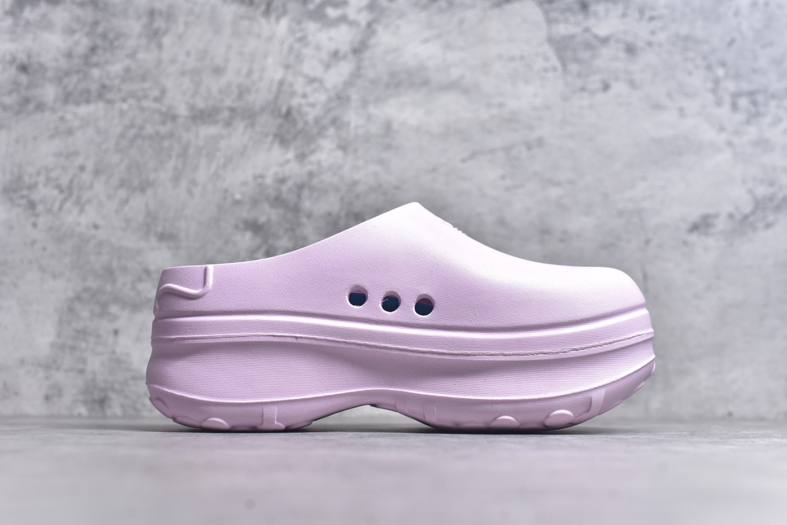 图片[3]-#AD Originals AdiFOM Stan Smith Mule 防滑耐磨轻便运动凉鞋穆勒厨师鞋 樱花粉 IE0480 重金购入原鞋及原档案磨具生产指令开发 鞋头部位凹凸有致 横向大面积波浪纹理 后跟Logo 凹凸明显 轮廓分明 描漆定位精准 公整无偏差不溢出 LOGO内侧钢印清晰工整 原厂磨具全鞋无多余毛边 同源公司EVA粒子环保塑料 原厂指令配方 无任何异味 弹性卡色均保持原鞋一致 匠心打造 鞋口弧度大小 鞋面色泽质感同步原鞋 LOGO内侧钢印清晰工整 中底部分带原厂钢印编号 原厂Ortholite欧斯莱鞋垫 区别掉渣海玻璃鞋垫 吸汗防臭的效果无法相提并论 原厂定制原标 同比ZP 符合人体设计 轻松脚感 一穿即走 这款拖鞋旨在致敬经典的Stan Smith 简约鞋面和后跟细节灵感源于原版 并通过厚实的比例和超光滑的触感 带来现代风格的革新 采用含有甘蔗制成的泡沫材料 心系环保 摆脱绑带或鞋带束缚 易于穿脱 保持舒适 采用天然可再生材料 旨在帮助减少塑料污染 偏小一码 尺码：35-46-选品中心